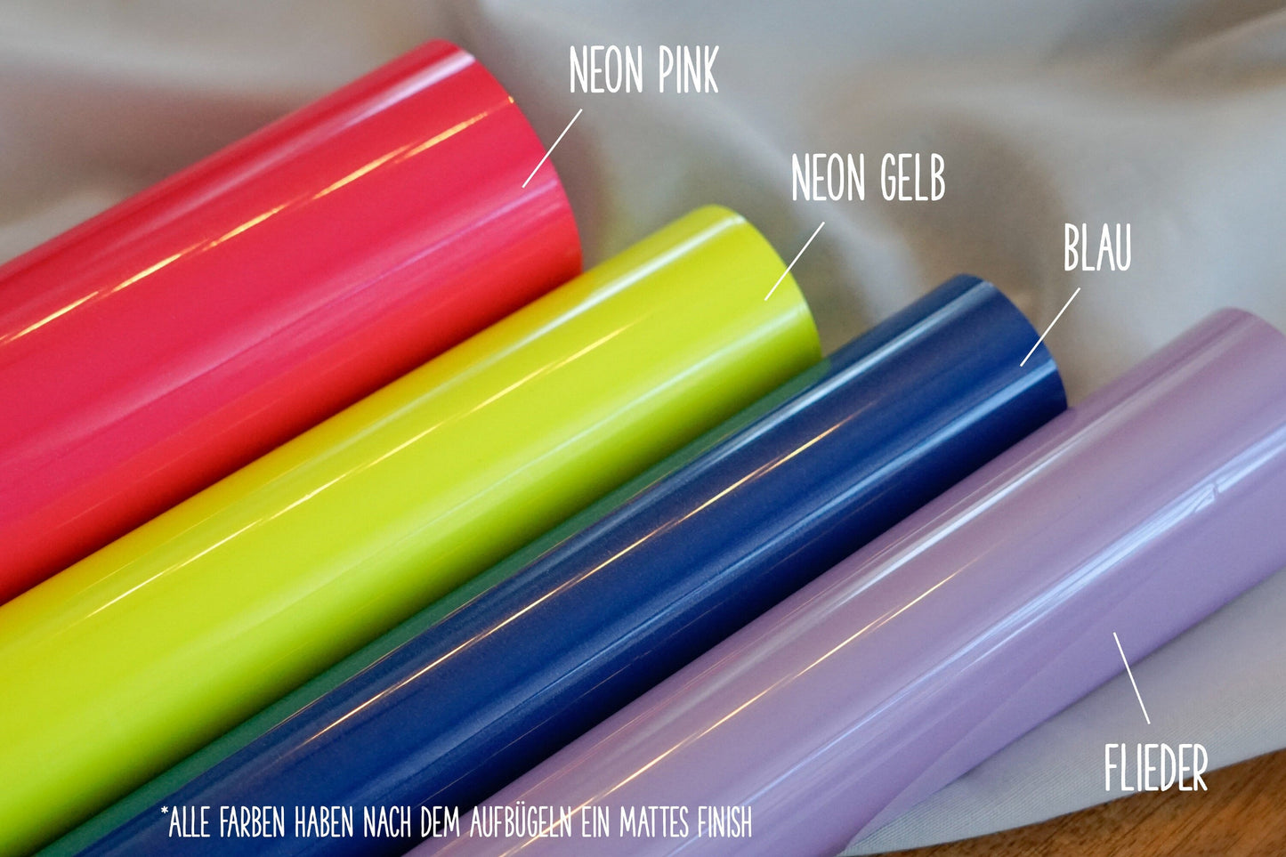 Individuelles Smiley-Bügelbild mit gebogenem Wunschwort als Mund – Farben: Schwarz, Weiß, Flieder, Blau, Neonpink oder Neongelb.