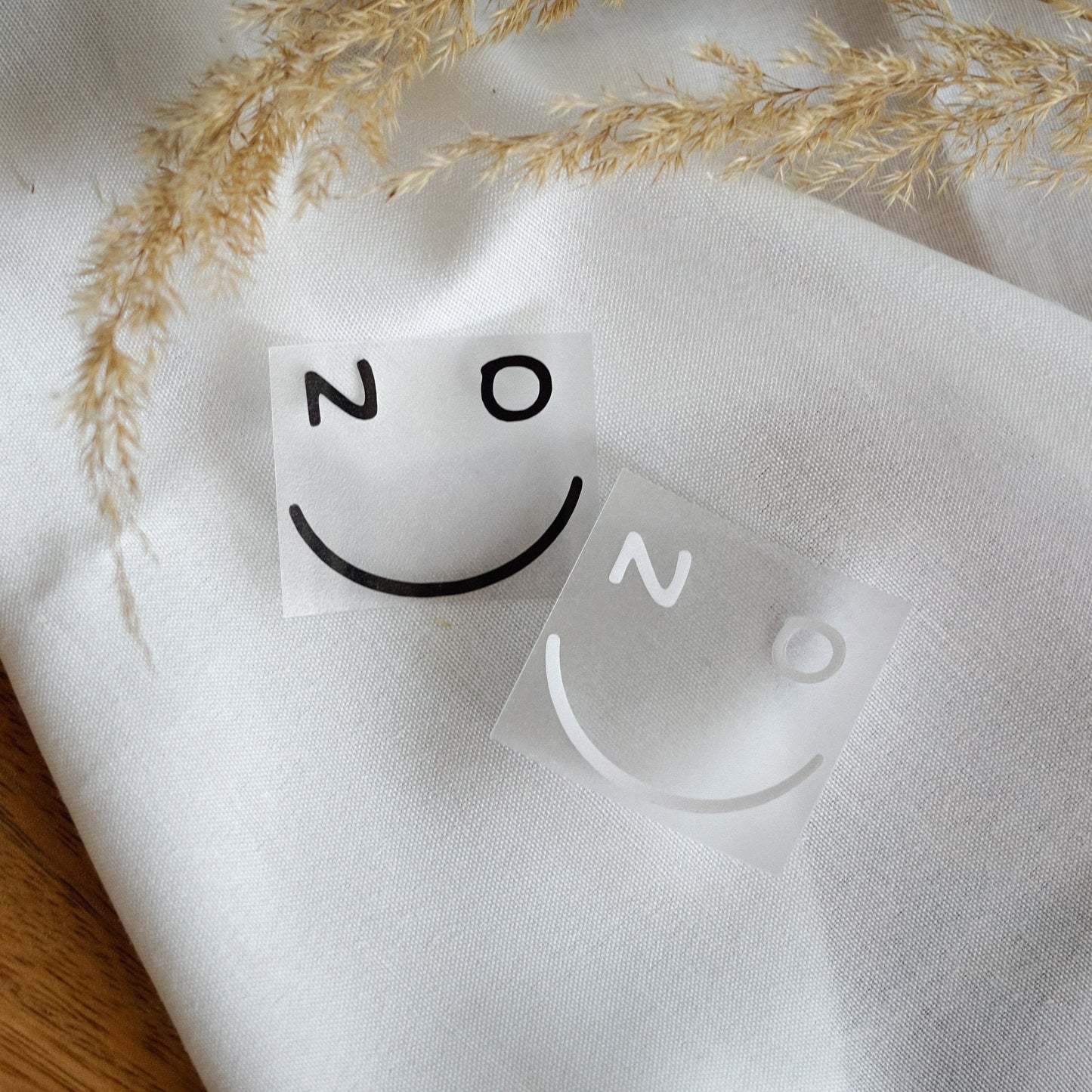 Handgemachtes Bügelbild Happy Face NO – Smiley mit NO als Augen in Schwarz oder Weiß zum Aufbügeln auf Textilien