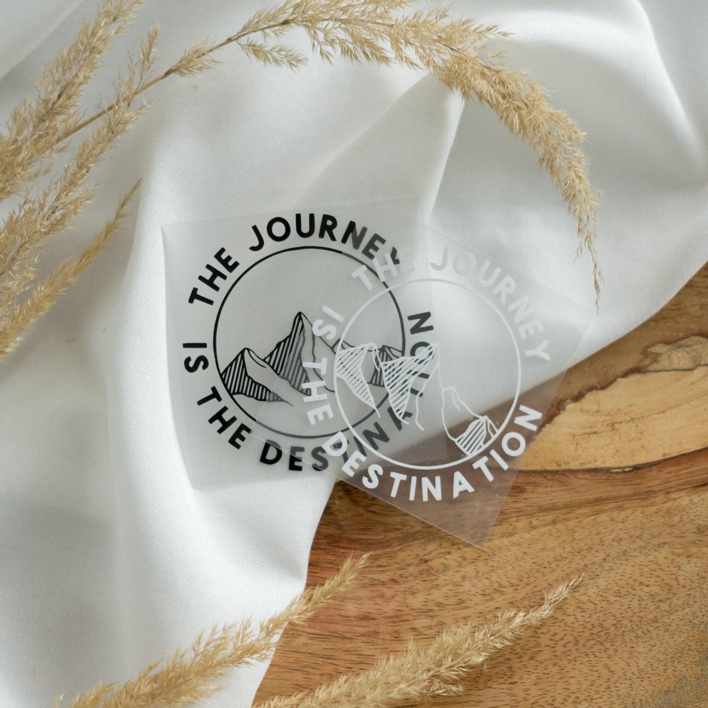 Handgemachtes Bügelbild mit dem Schriftzug "The Journey is the Destination" und Bergmotiv im Vintage-Stil auf einem T-Shirt