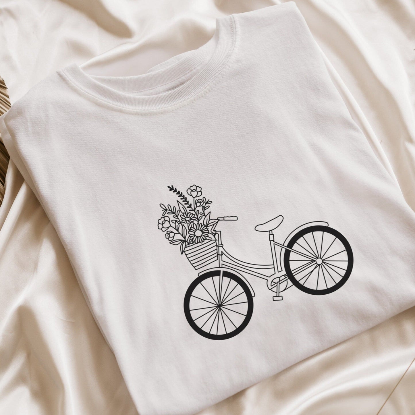 Digitale Plotterdatei mit einem Fahrrad und Blumenkorb – im minimalistischen Line Art Stil, ideal für frühlingshafte DIY-Projekte auf Stoff.