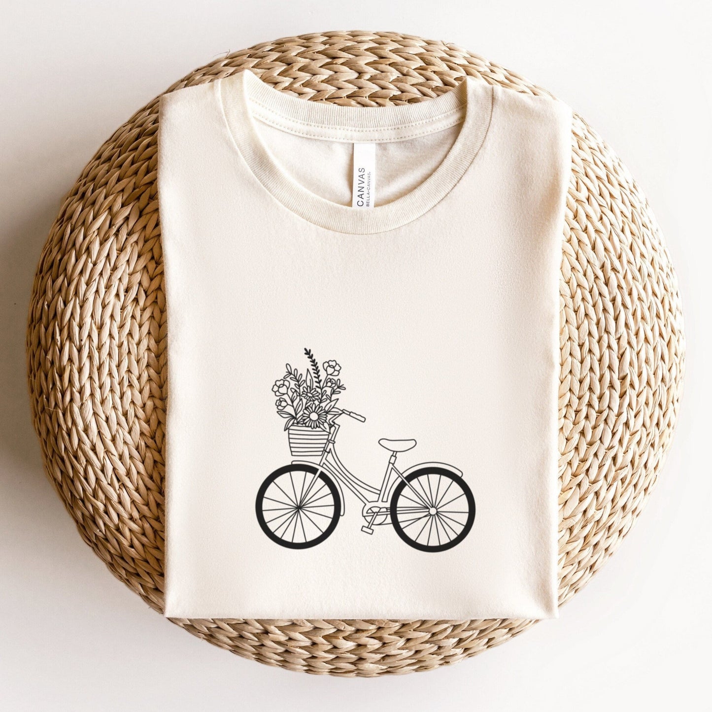 Digitale Plotterdatei mit einem Fahrrad und Blumenkorb – im minimalistischen Line Art Stil, ideal für frühlingshafte DIY-Projekte auf Stoff.