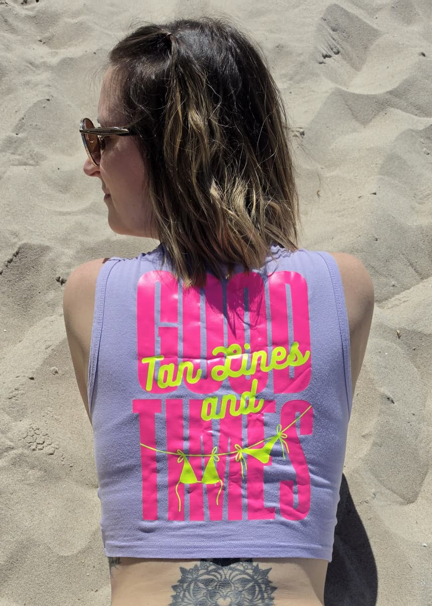 Anett mit Crop Top mit dem Aufdruck Good Times & Tan Lines in neon Farben.