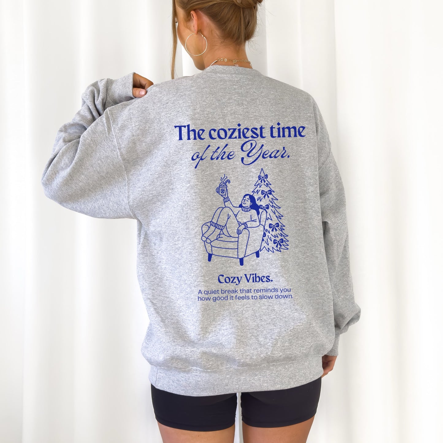 Weihnachtliche Plotterdatei The coziest time of the Year – Line Art Frau im Sessel mit Tanne und Tasse. Perfekt für Christmas Sweater & winterliche DIY-Projekte.