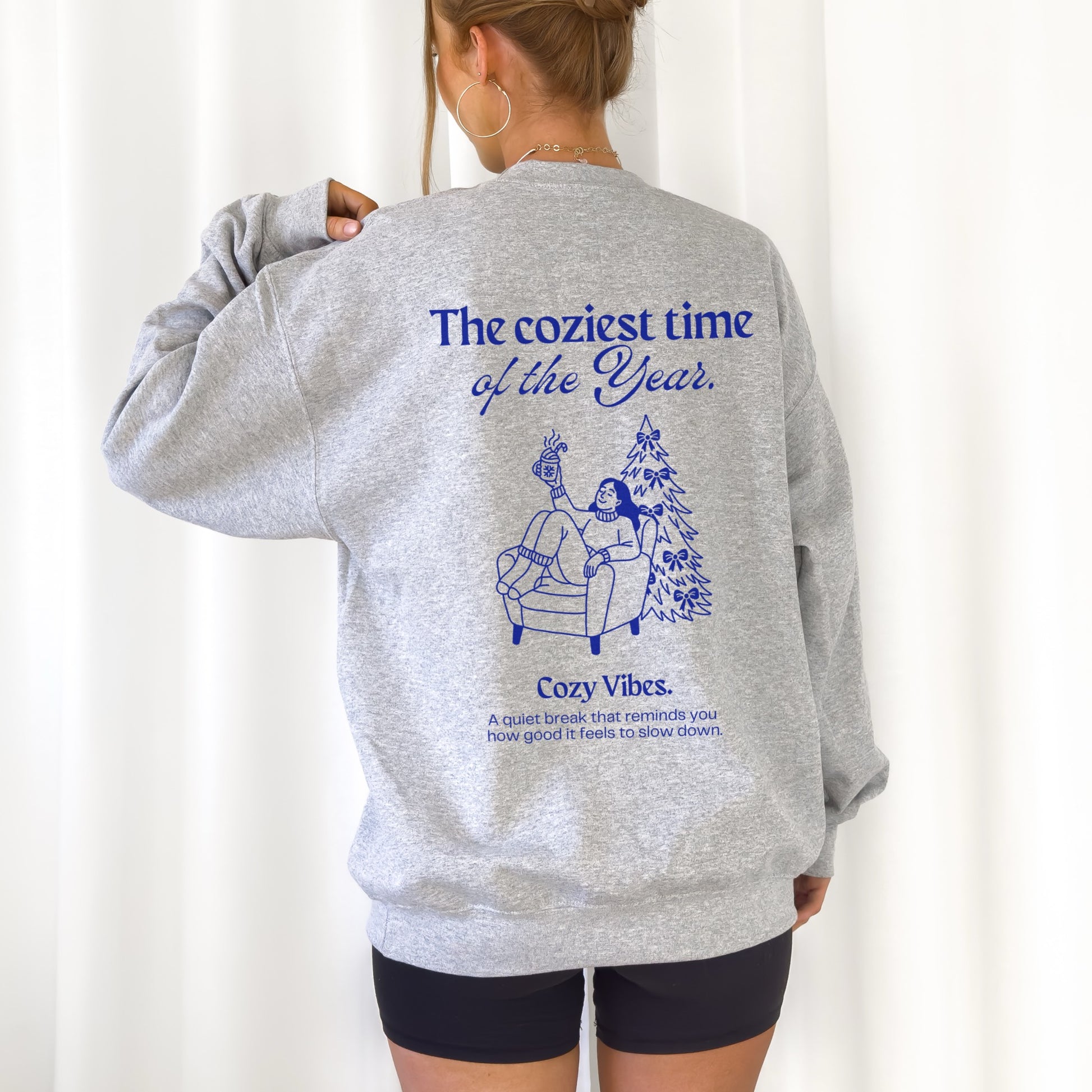 Weihnachtliche Plotterdatei The coziest time of the Year – Line Art Frau im Sessel mit Tanne und Tasse. Perfekt für Christmas Sweater & winterliche DIY-Projekte.