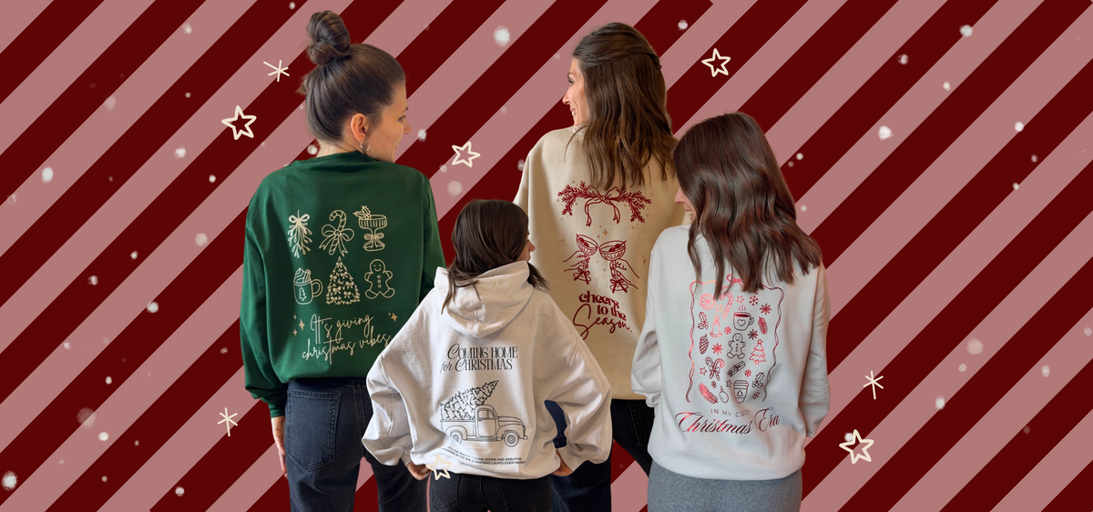 Vier wunderschöne weihnachtliche Christmas Sweater auf quer gestreiften Hintergrund in dunkelrot und altrosa