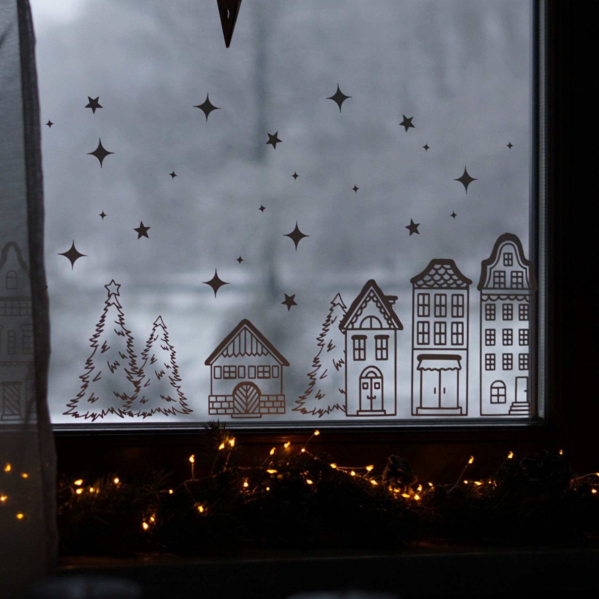 Fenstersticker Winterlandschaft – Weihnachtsdeko Fensterbild mit Häuserreihe, Sternen & Tannen. Skandinavische Winterdeko für dein Zuhause.