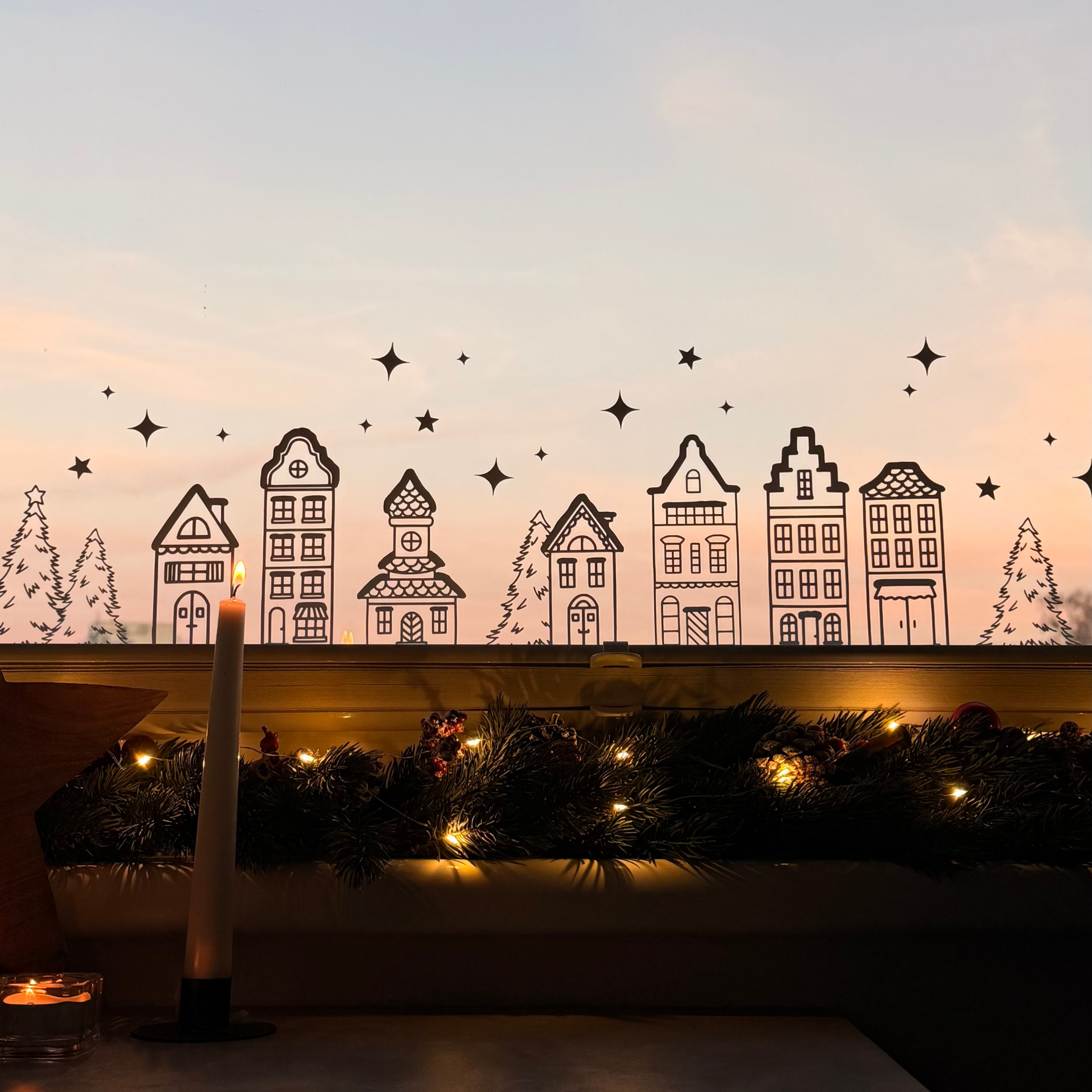 Fenstersticker Winterlandschaft 72 cm – Weihnachtsdeko Fensterbild mit Häusern, Tannen & Sternen. Skandinavische Winter Fensterdeko Weihnachten.