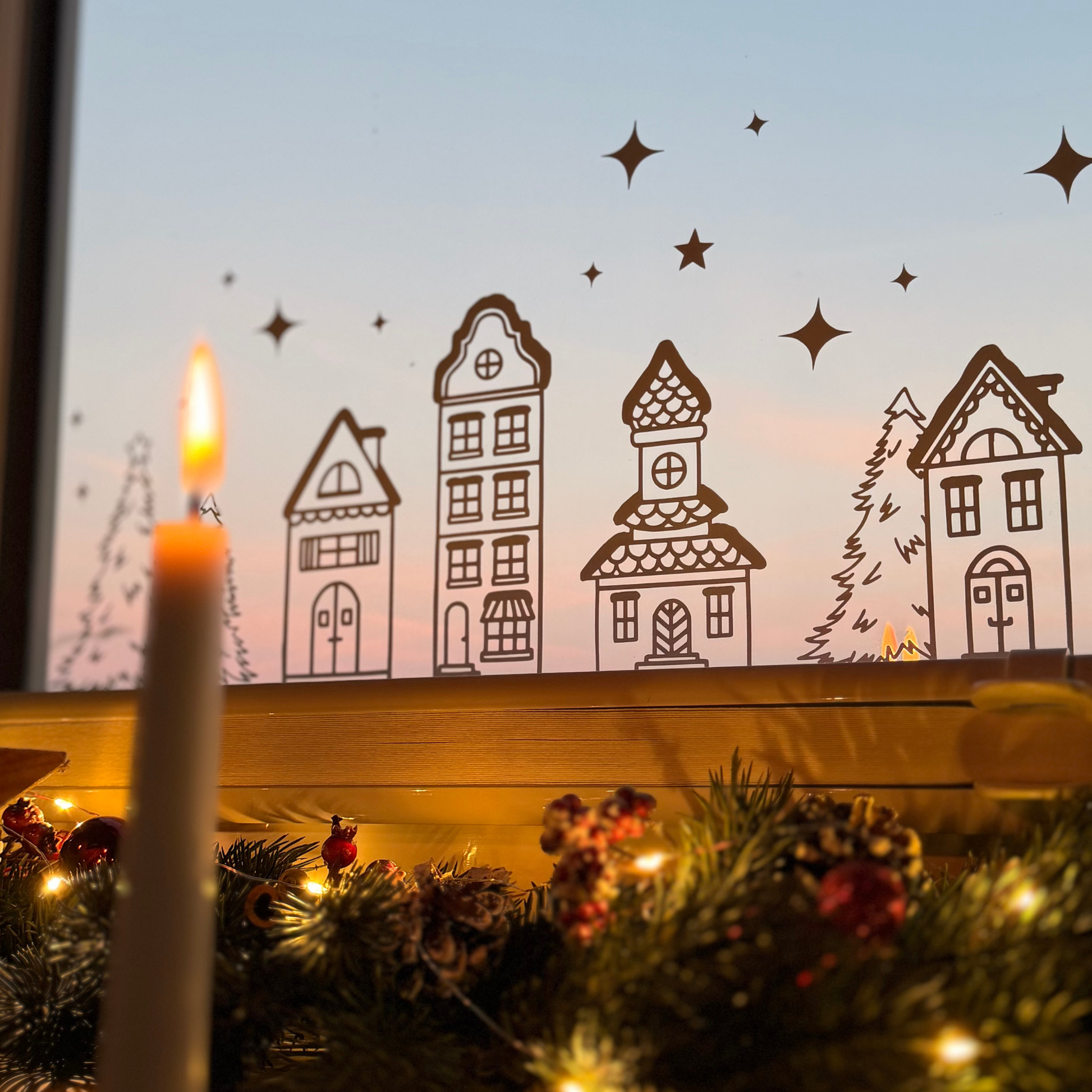 Fenstersticker Winterlandschaft 72 cm – Weihnachtsdeko Fensterbild mit Häusern, Tannen & Sternen. Skandinavische Winter Fensterdeko Weihnachten.
