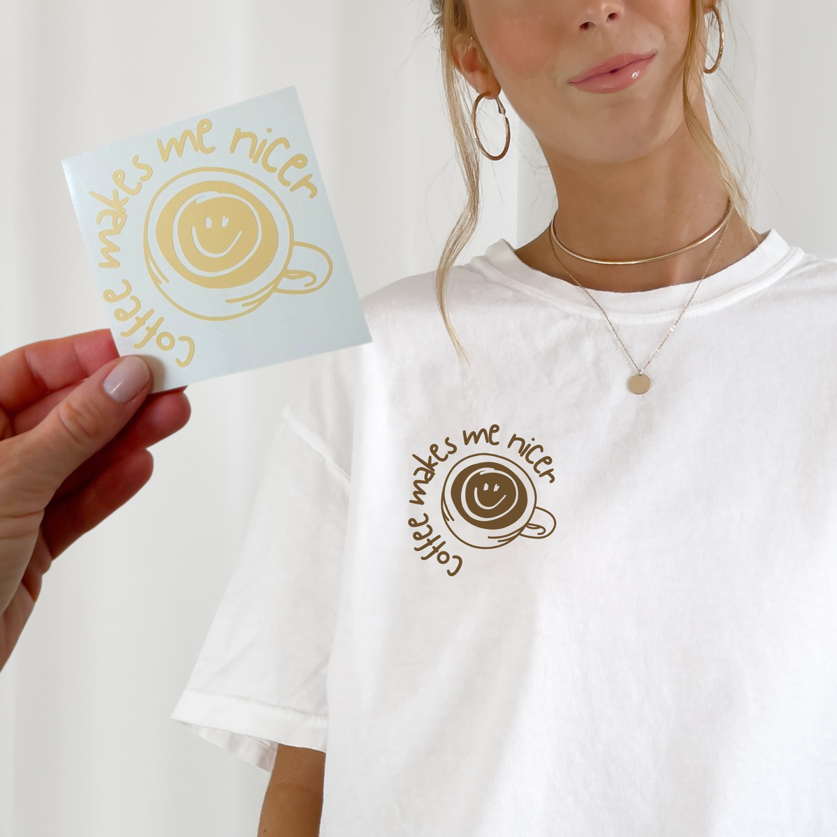 Frau mit Shirt und dunkelbrauneen happy coffee print