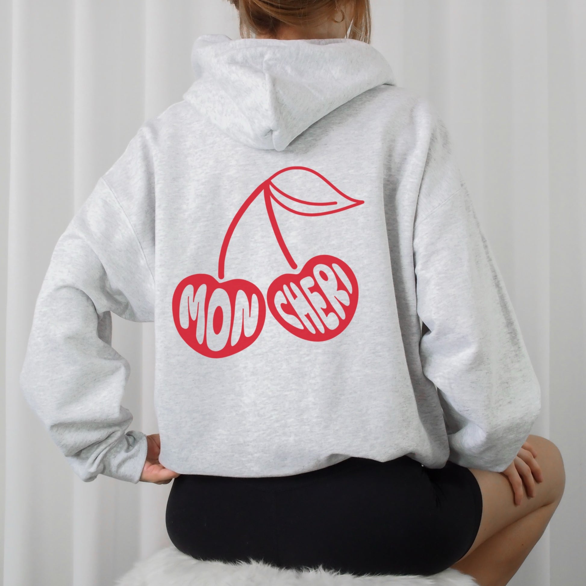 Digitale Plotterdatei mit minimalistischer Kirsche und Schriftzug „mon chéri“ – modernes Line Art Design für Shirts, Taschen & stylische DIY-Projekte.
