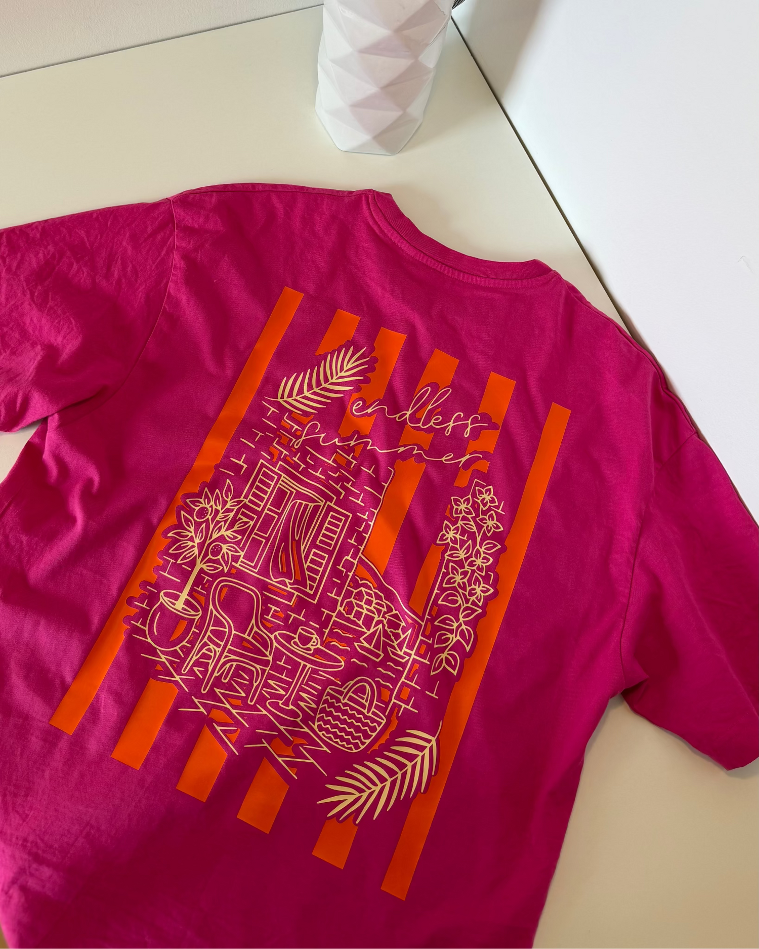 Pinkes Shirt mit dem Print Endless Sumemr und orangen Streifen als Hintergrund
