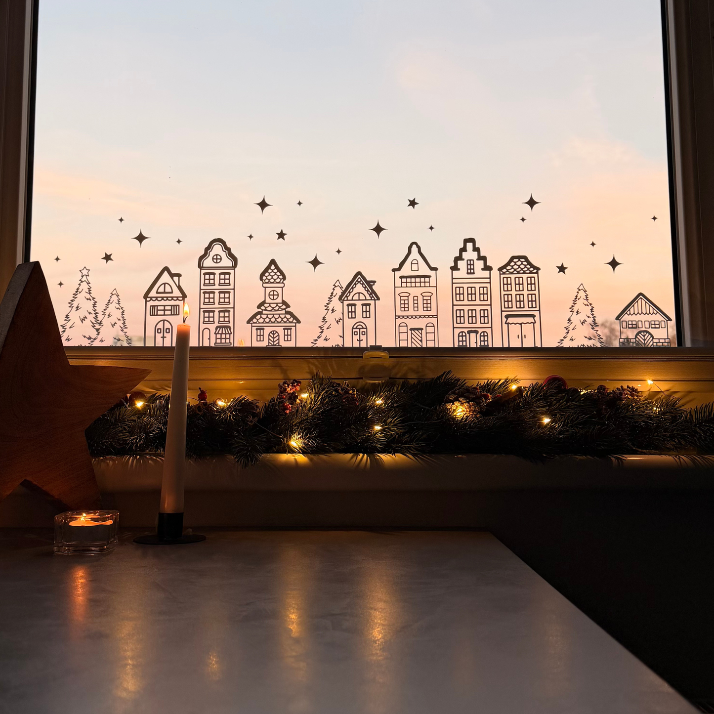 Fenstersticker Winterlandschaft 72 cm – Weihnachtsdeko Fensterbild mit Häusern, Tannen & Sternen. Skandinavische Winter Fensterdeko Weihnachten.