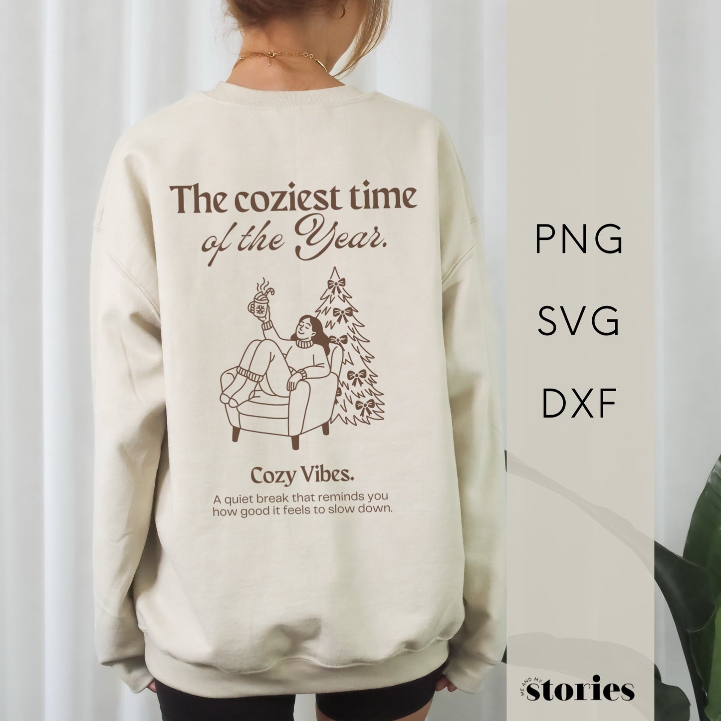 Weihnachtliche Plotterdatei The coziest time of the Year – Line Art Frau im Sessel mit Tanne und Tasse. Perfekt für Christmas Sweater & winterliche DIY-Projekte.
