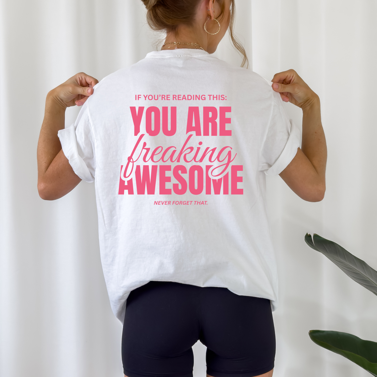 Freaking Awesome Plotterdatei SVG als pinker Backprint mit positivem Statement You Are Freaking Awesome auf weißem Shirt