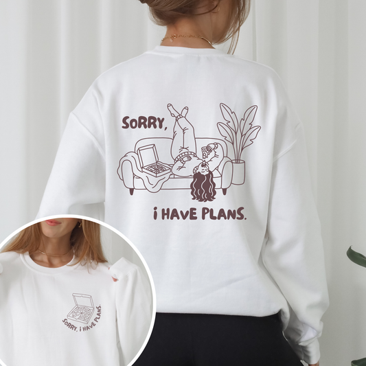 Plotterdatei „Sorry I Have Plans“ mit Frau auf Couch, Pizza und passendem Pizzakarton als Front- & Backprint, Cozy Design, SVG DXF PNG