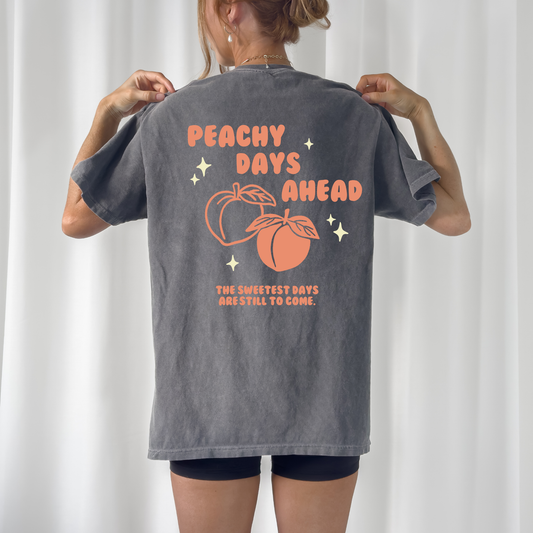 Plotterdatei „Peachy Days“ mit Pfirsichen, Retro-Schriftzug, Sternen und sommerlichem Statement als Backprint, SVG DXF PNG