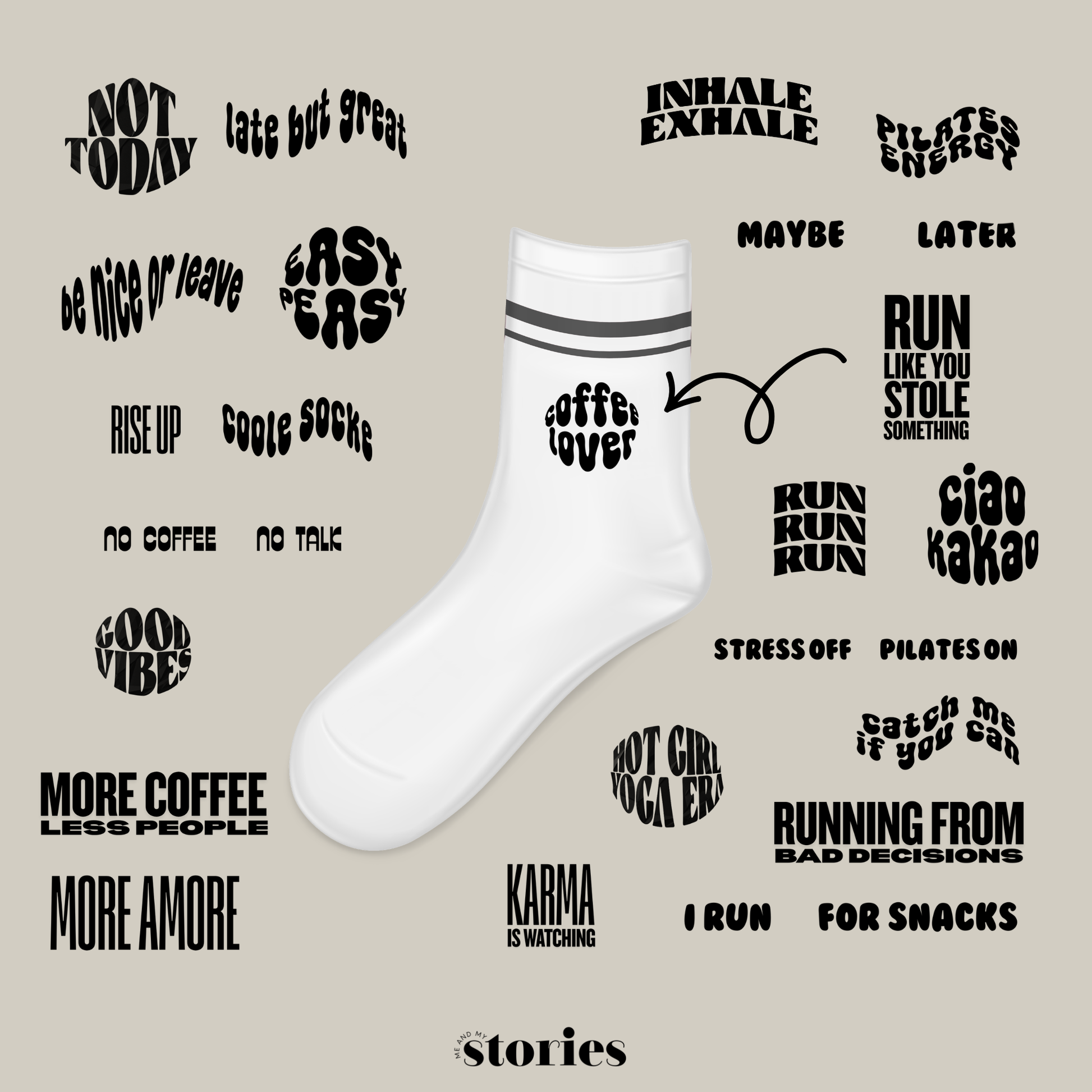 Set aus 23 kleinen Socken Sprüchen als Plotterdatei, minimalistische schwarze Schriftzüge für DIY Statement Socken, geeignet zum klein Plotten (3–4 cm), inkl. SVG DXF PNG Dateien für Cricut und Silhouette, dargestellt auf weißer Socke