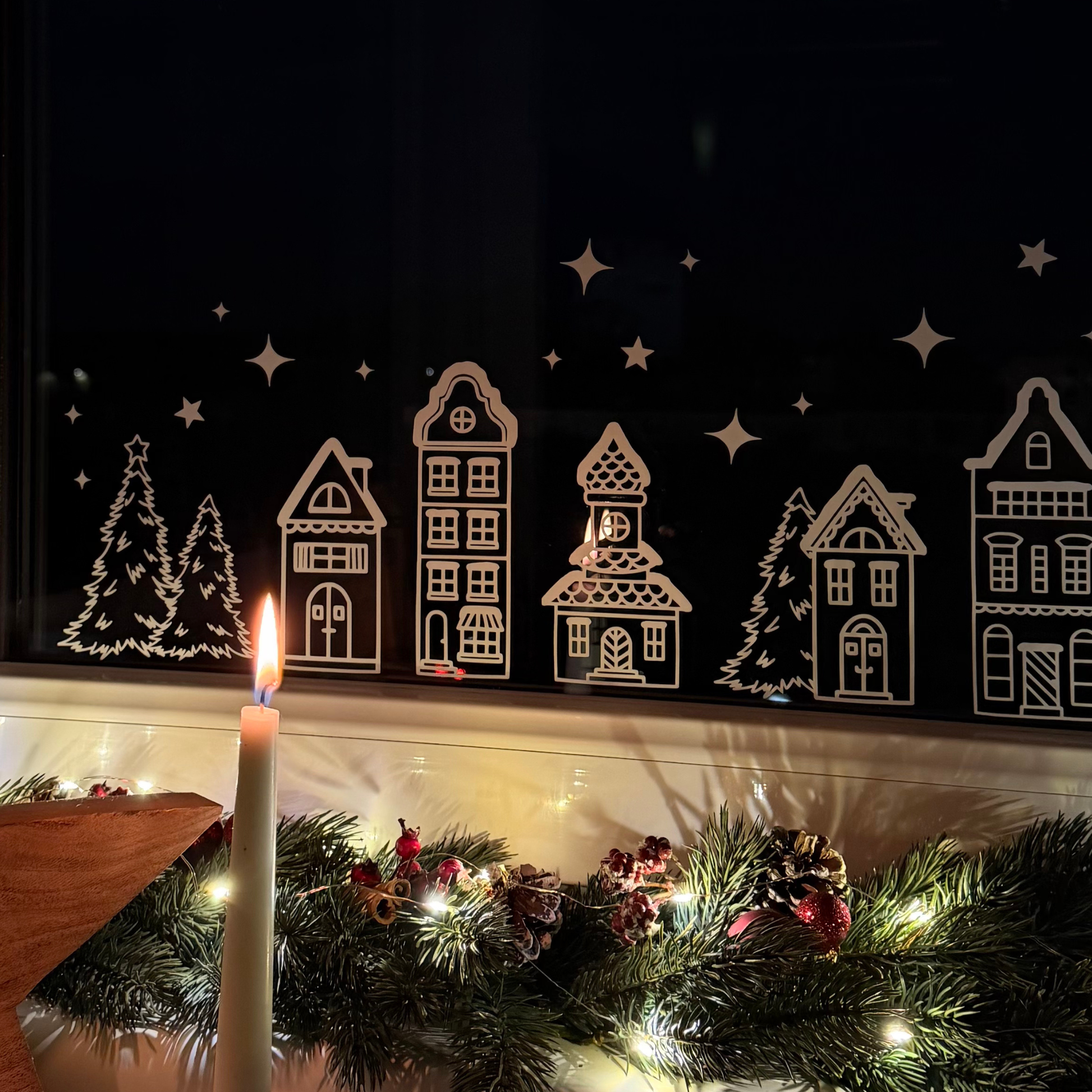 Fenstersticker Winterlandschaft 72 cm – Weihnachtsdeko Fensterbild mit Häusern, Tannen & Sternen. Skandinavische Winter Fensterdeko Weihnachten.