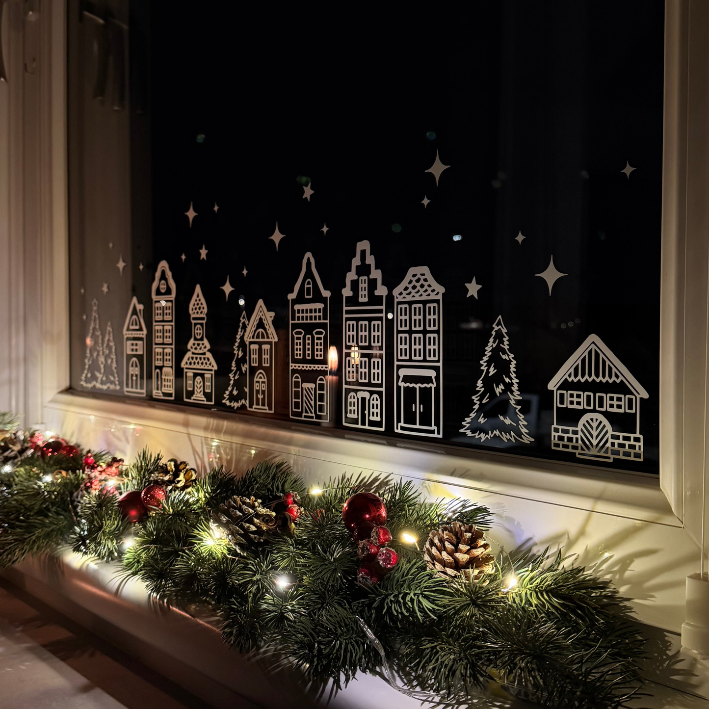 Fenstersticker Winterlandschaft 72 cm – Weihnachtsdeko Fensterbild mit Häusern, Tannen & Sternen. Skandinavische Winter Fensterdeko Weihnachten.