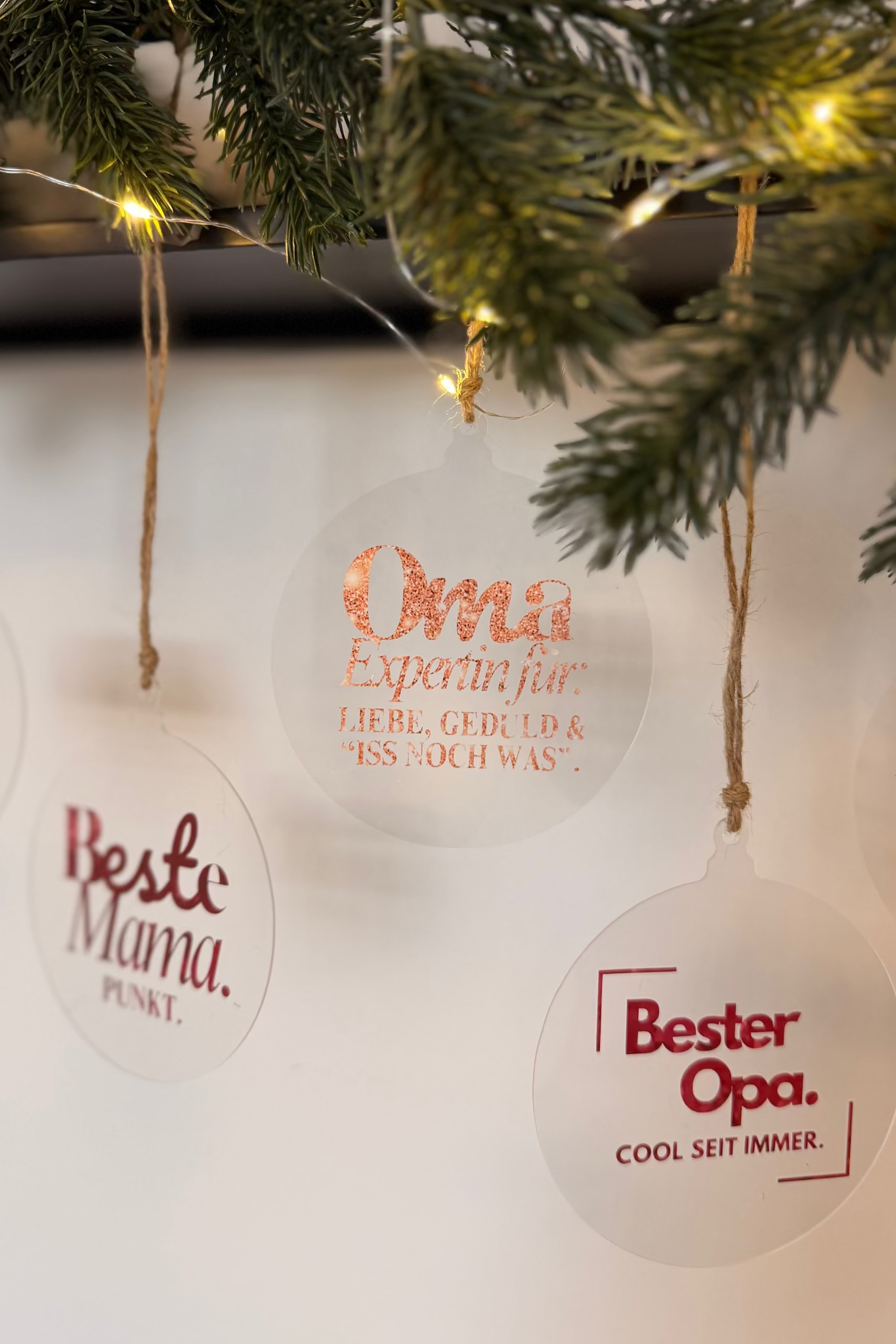 Plotterdatei Family Sprüche Set – je zwei Sprüche für Mama, Papa, Oma & Opa. Perfekt für personalisierte Weihnachtskugeln, Acrylscheiben & DIY-Geschenke.