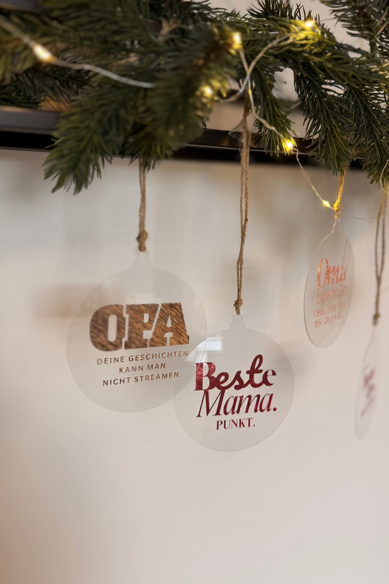 Plotterdatei Family Sprüche Set – je zwei Sprüche für Mama, Papa, Oma & Opa. Perfekt für personalisierte Weihnachtskugeln, Acrylscheiben & DIY-Geschenke.