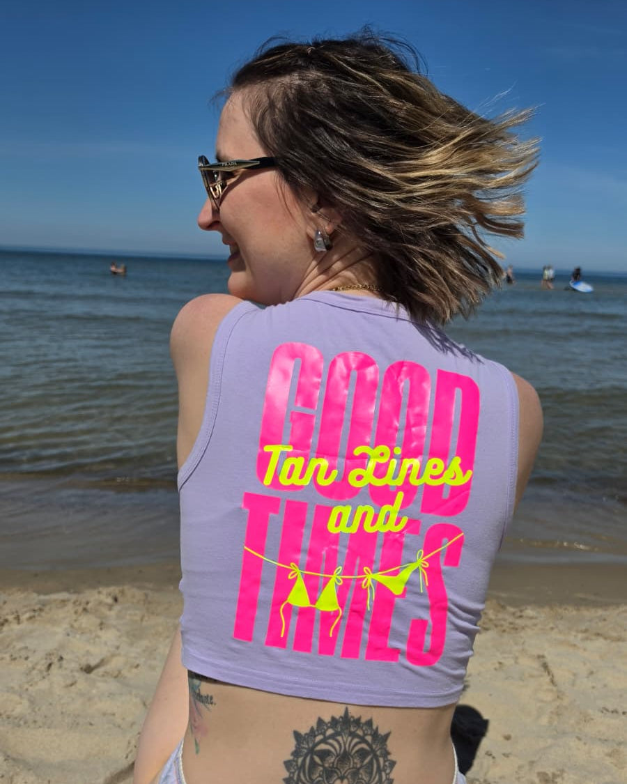 Anett mit Crop Top mit dem Aufdruck Good Times & Tan Lines in neon Farben.