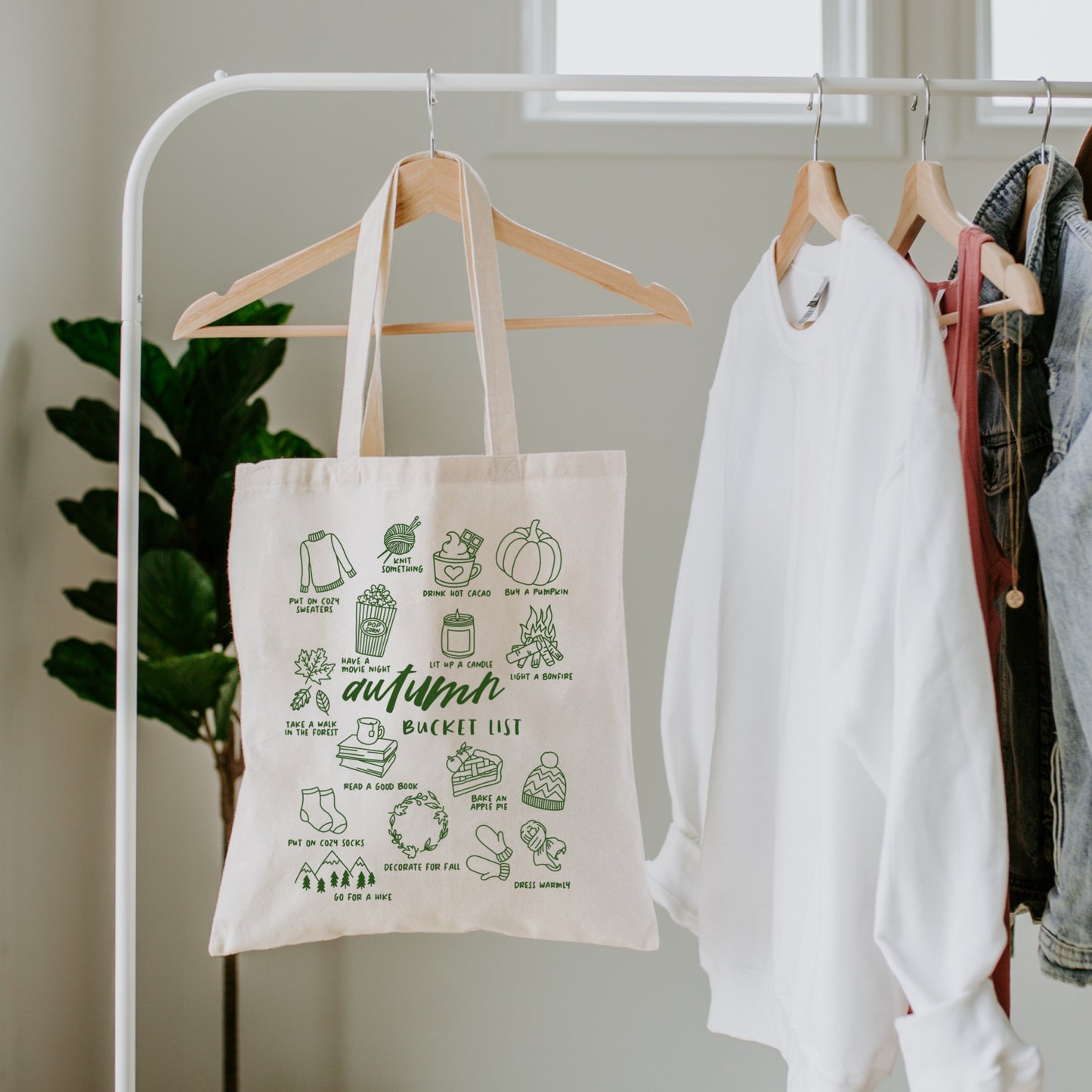„Autumn Bucket List“ – Herbstliches Line Art Design mit Symbolen wie Kürbis, Pullover, Wolle und Kerze. Ideal für Kissen, Hoodies und herbstliche Accessoires.