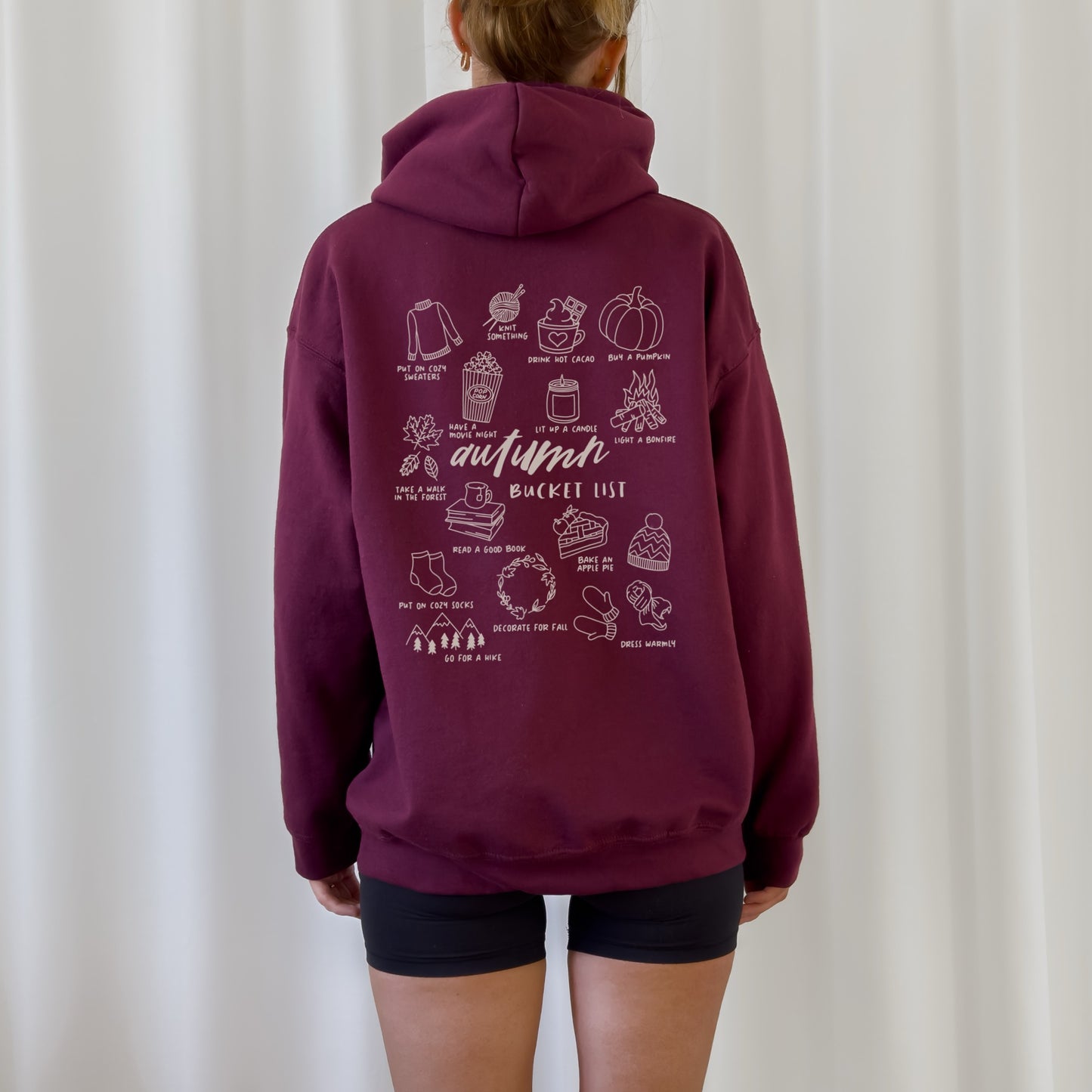 „Autumn Bucket List“ – Herbstliches Line Art Design mit Symbolen wie Kürbis, Pullover, Wolle und Kerze. Ideal für Kissen, Hoodies und herbstliche Accessoires.