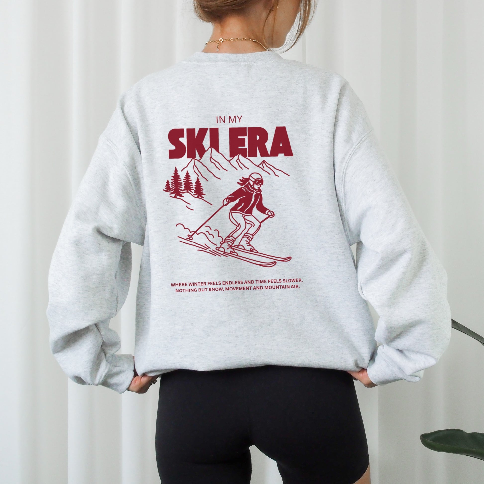 Minimalistischer Backprint mit Schriftzug „In my ski era“ – modernes Ski Plotterdesign für Winter-Shirts und Hoodies. Dezenter Frontprint „In my ski era“ – minimalistische Plotterdatei für Ski- und Winter-Styles