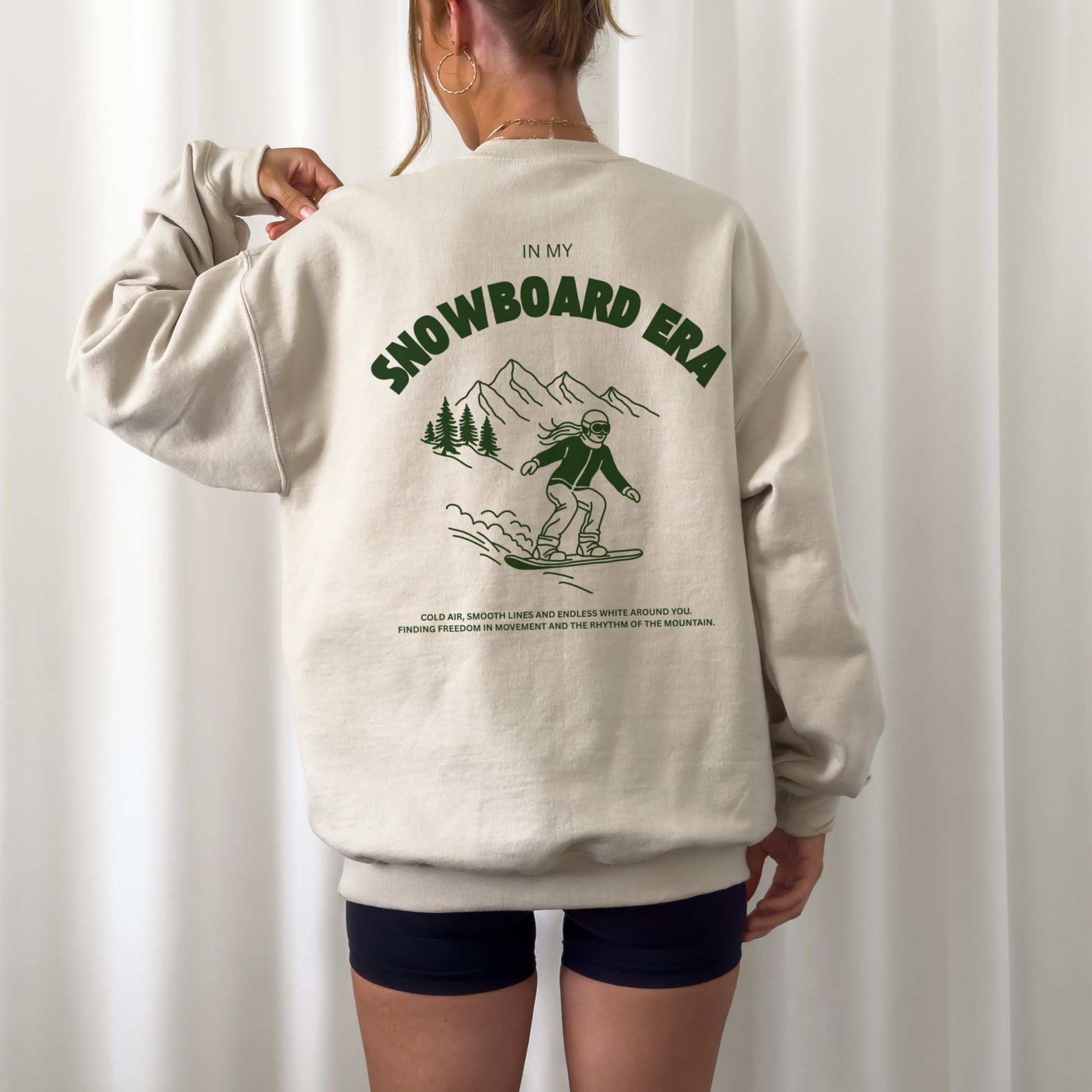 Minimalistischer Backprint mit Schriftzug „In my snowboard era“ – modernes Snowboard Plotterdesign für Winter-Hoodies. Dezenter Frontprint „In my snowboard era“ – minimalistische Snowboard Plotterdatei für Shirts & Sweater