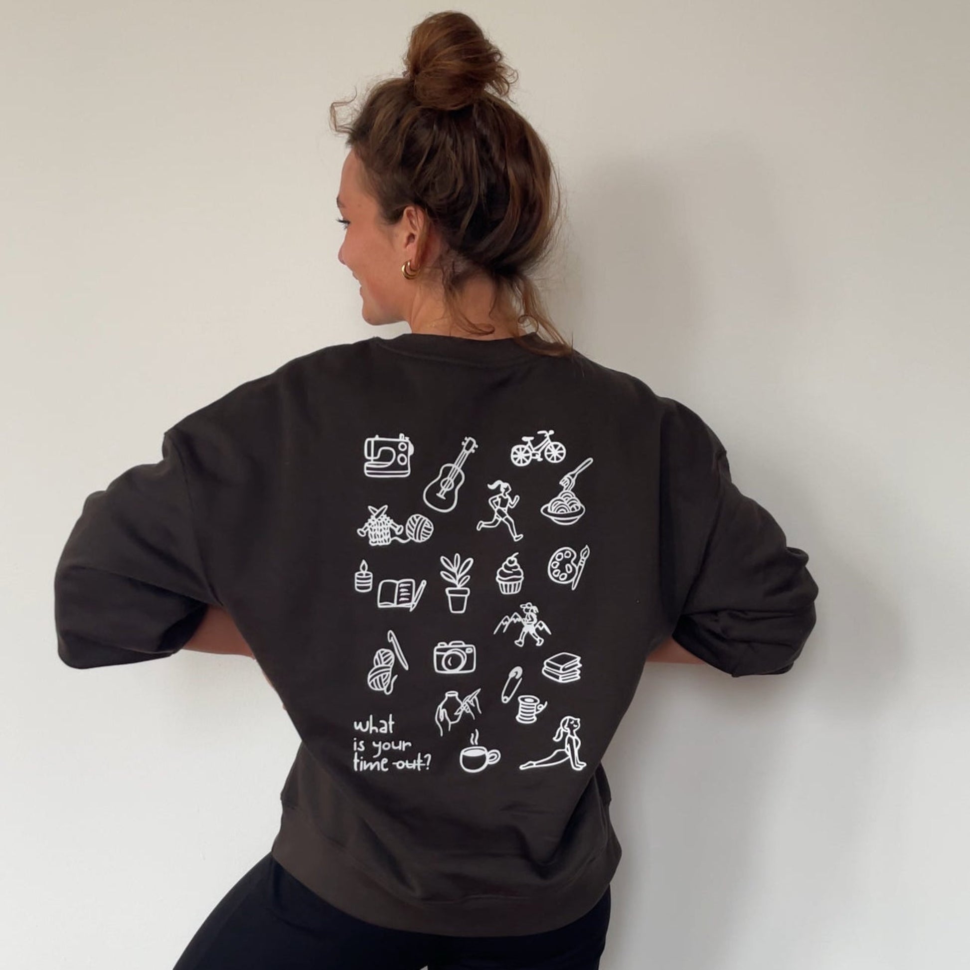 Plotterdatei „Break“ mit dem Spruch „what is your time out?“ und vielen kleinen Symbolen für verschiedene Hobbys wie Stricken, Nähen, Backen, Radfahren, Kochen und Laufen. Minimalistisches Line-Art-Design, entstanden in Kooperation mit Sandrina von @sunnio.sewingstorys. Ideal für Shirts, Taschen und kreative DIY-Projekte.