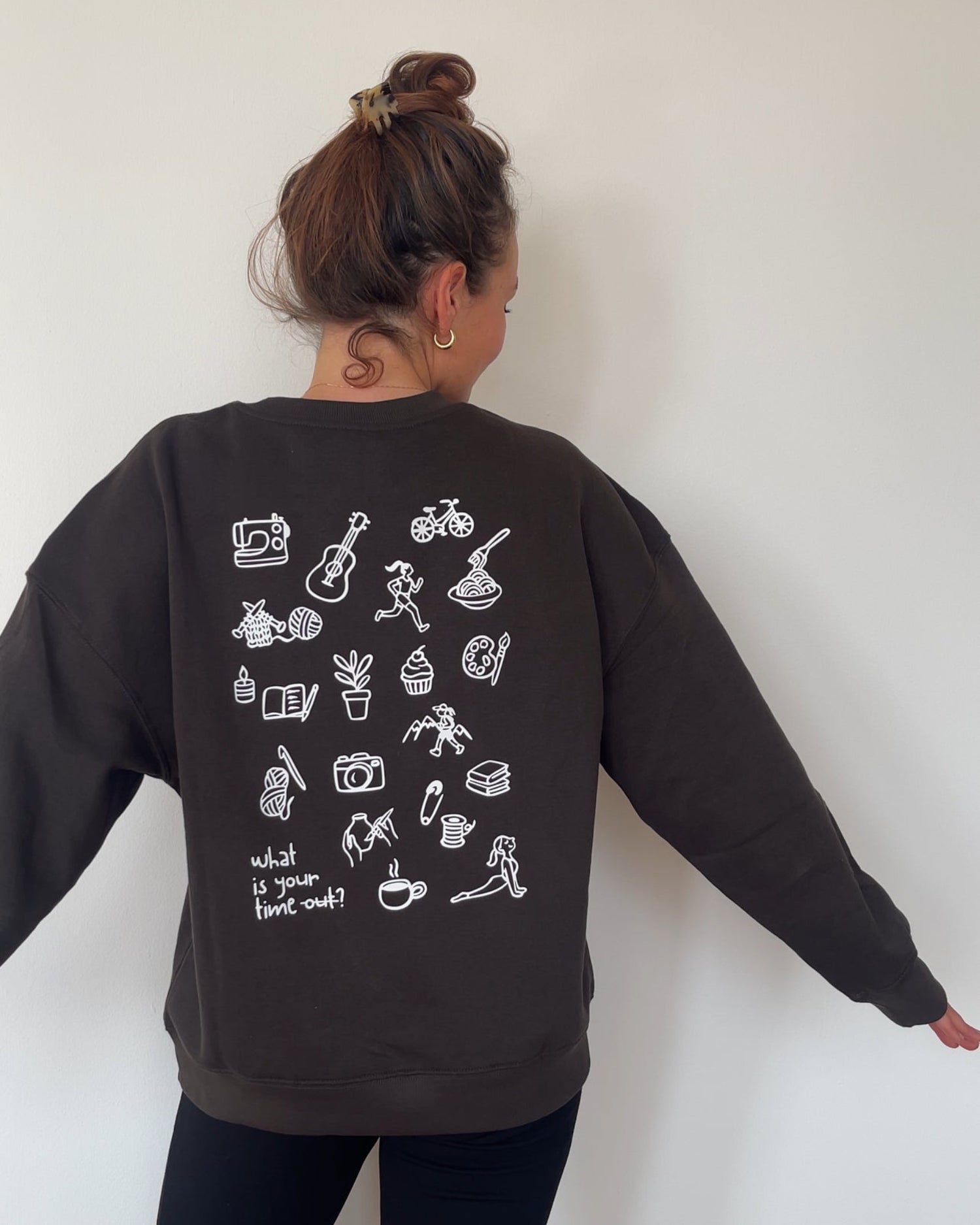 Plotterdatei „Break“ mit dem Spruch „what is your time out?“ und vielen kleinen Symbolen für verschiedene Hobbys wie Stricken, Nähen, Backen, Radfahren, Kochen und Laufen. Minimalistisches Line-Art-Design, entstanden in Kooperation mit Sandrina von @sunnio.sewingstorys. Ideal für Shirts, Taschen und kreative DIY-Projekte.