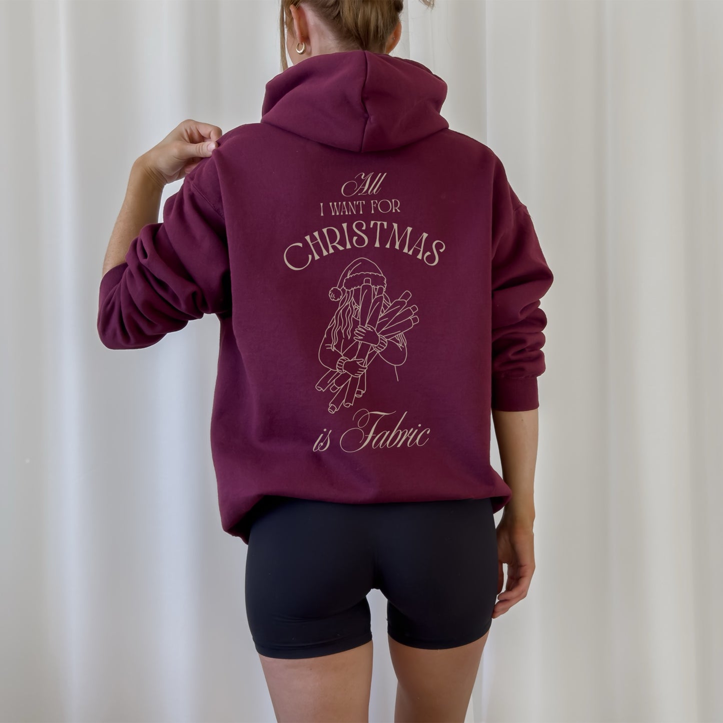 Plotterdatei im Line Art Stil für Nähfans – Frau mit Stoffrollen, festliches Weihnachtsmotiv All I want for Christmas is Fabric für Shirts, Sweater und Deko.