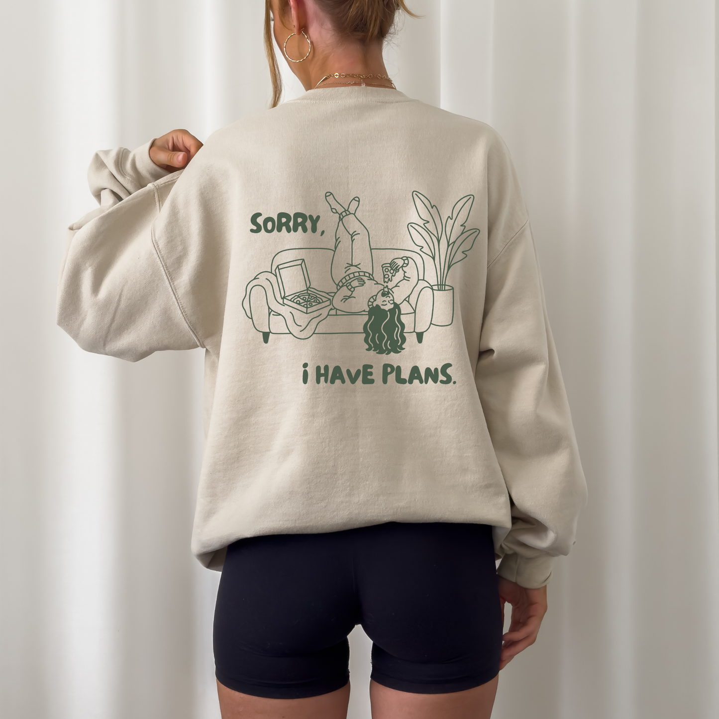 Plotterdatei „Sorry I Have Plans“ mit Frau auf Couch, Pizza und passendem Pizzakarton als Front- & Backprint, Cozy Design, SVG DXF PNG