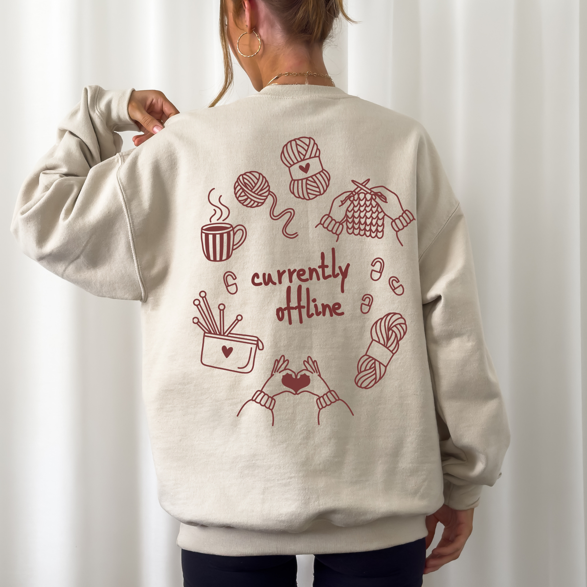 Plotterdatei Currently Offline zum Thema Stricken mit Wollknäueln, Stricknadeln, Strickstück, Tasse und Händen als moderne Line Art