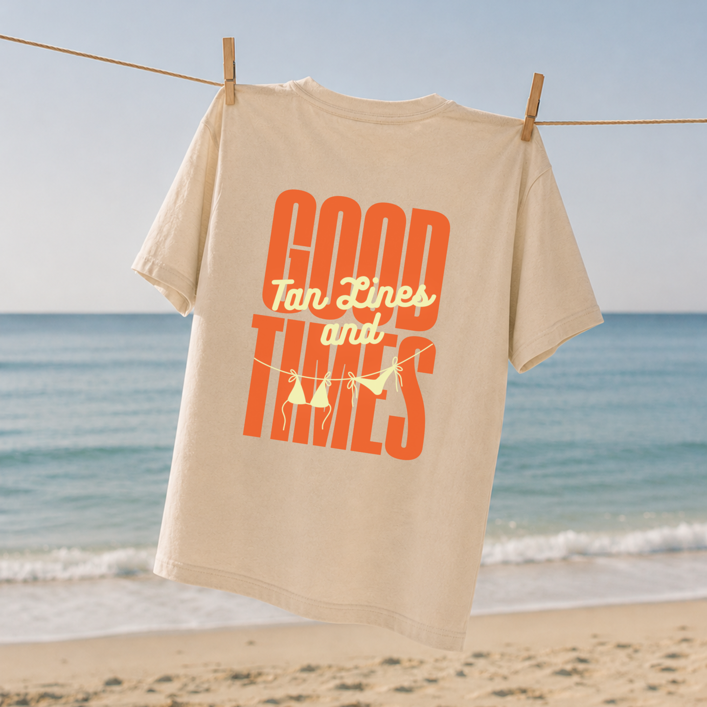 Plotterdatei „Tan Lines & Good Times“ mit sommerlichem Schriftzug und Bikini Line Art Motiv, Beach Vibes Design, SVG DXF PNG