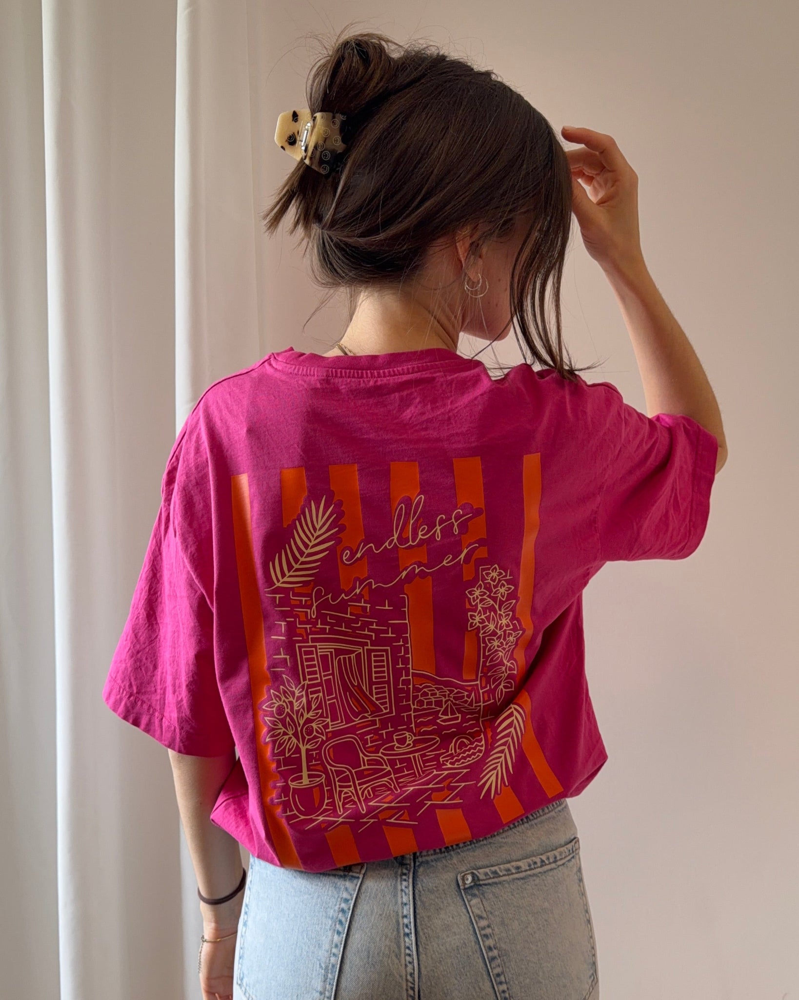 Pinkes Shirt mit dem Print Endless Sumemr und orangen Streifen als Hintergrund