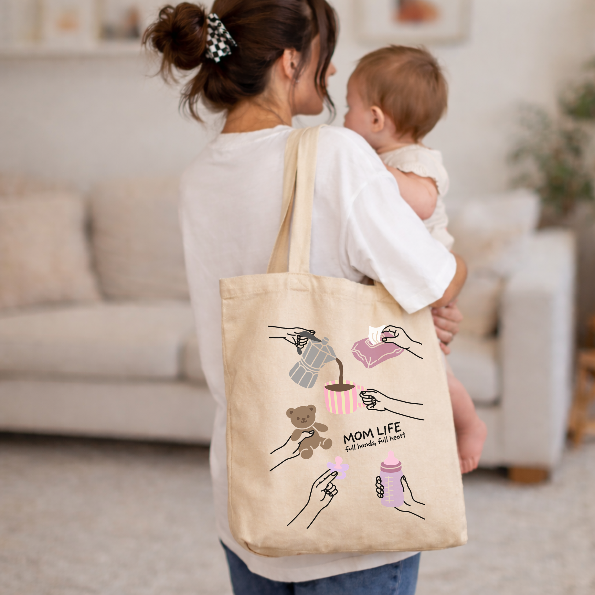 Plotterdatei „Mom Life“ mit Baby Illustrationen wie Fläschchen, Schnuller, Teddybär, Feuchttücher und Kaffeetasse, einfarbig und mehrfarbig plottbar, SVG DXF PNG