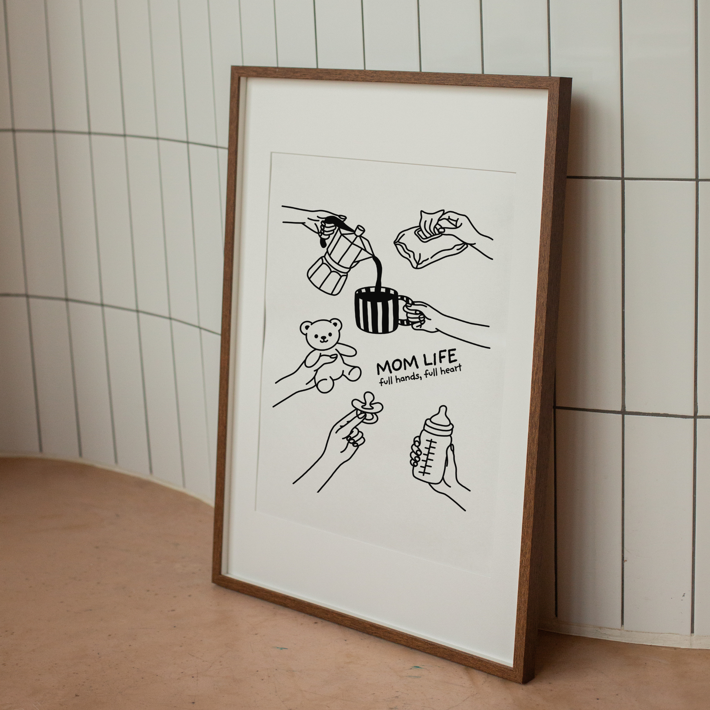 Plotterdatei „Mom Life“ mit Baby Illustrationen wie Fläschchen, Schnuller, Teddybär, Feuchttücher und Kaffeetasse, einfarbig und mehrfarbig plottbar, SVG DXF PNG