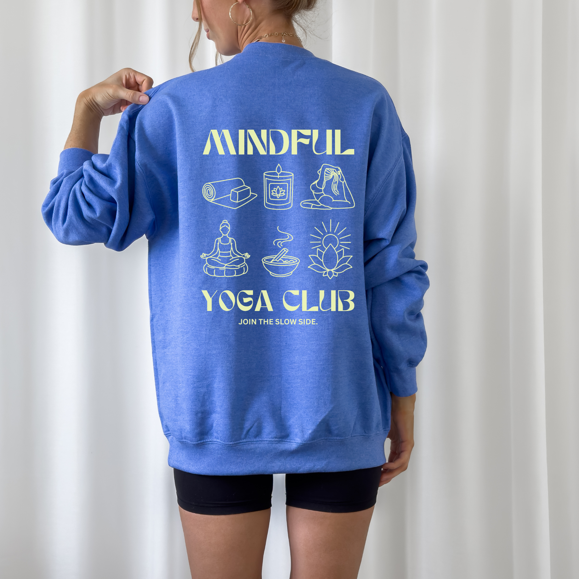 Plotterdatei „Mindful Yoga Club“ mit Front- und Backprint, minimalistische Illustrationen rund um Yoga, Meditation, Achtsamkeit, Kerze, Lotus, Yogamatte und Selfcare-Motive, SVG DXF PNG.