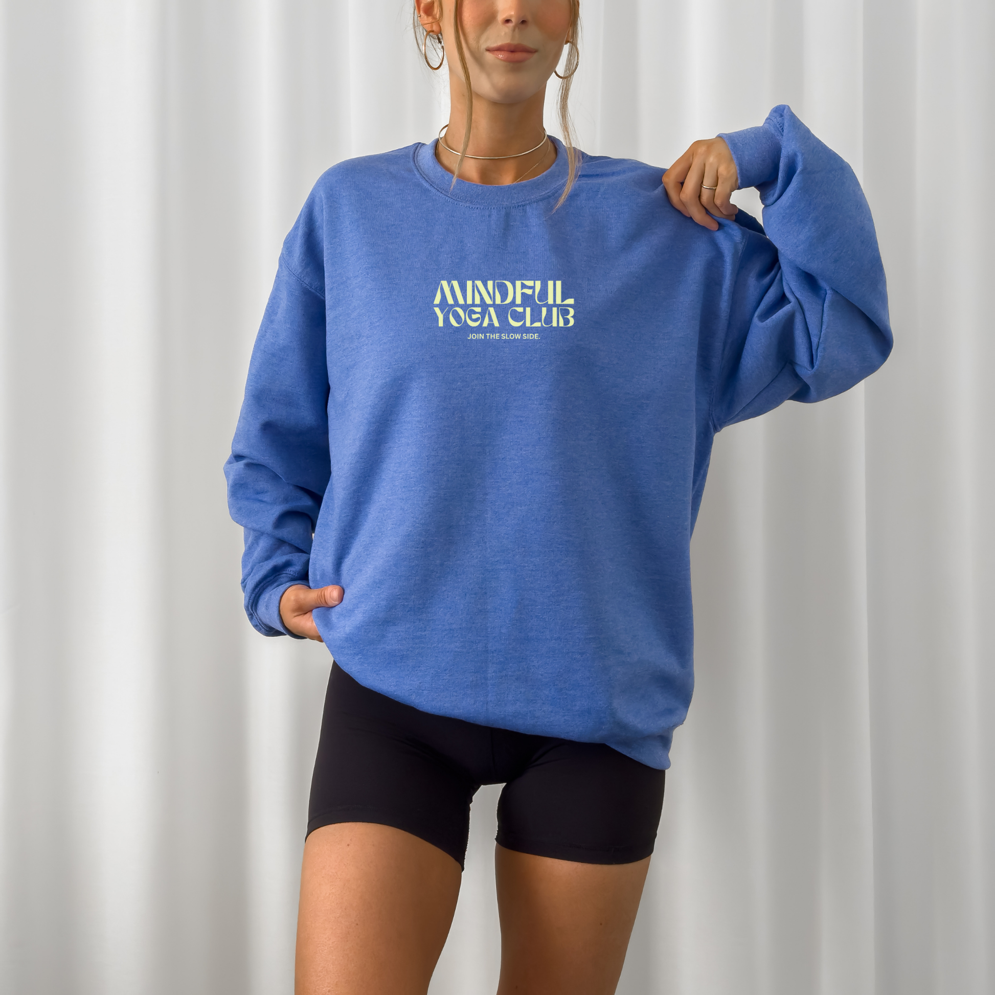 Plotterdatei „Mindful Yoga Club“ mit Front- und Backprint, minimalistische Illustrationen rund um Yoga, Meditation, Achtsamkeit, Kerze, Lotus, Yogamatte und Selfcare-Motive, SVG DXF PNG.