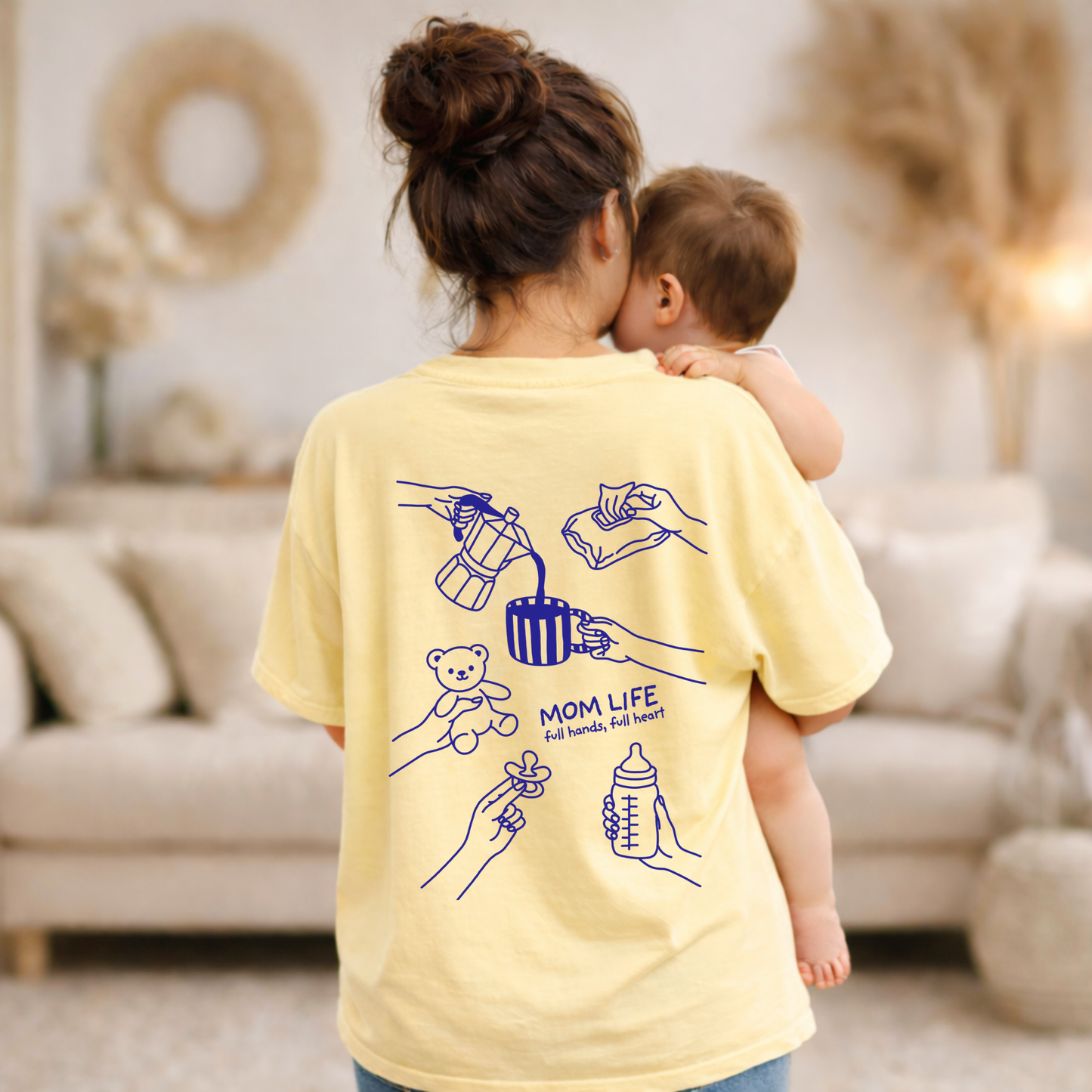 Plotterdatei „Mom Life“ mit Baby Illustrationen wie Fläschchen, Schnuller, Teddybär, Feuchttücher und Kaffeetasse, einfarbig und mehrfarbig plottbar, SVG DXF PNG