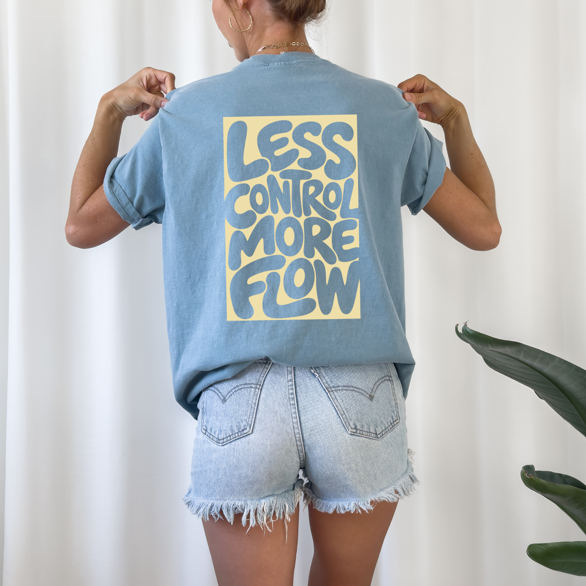 Plotterdatei „Less Control, More Flow“ mit modernem Statement-Schriftzug für Backprint oder Frontprint, SVG DXF PNG