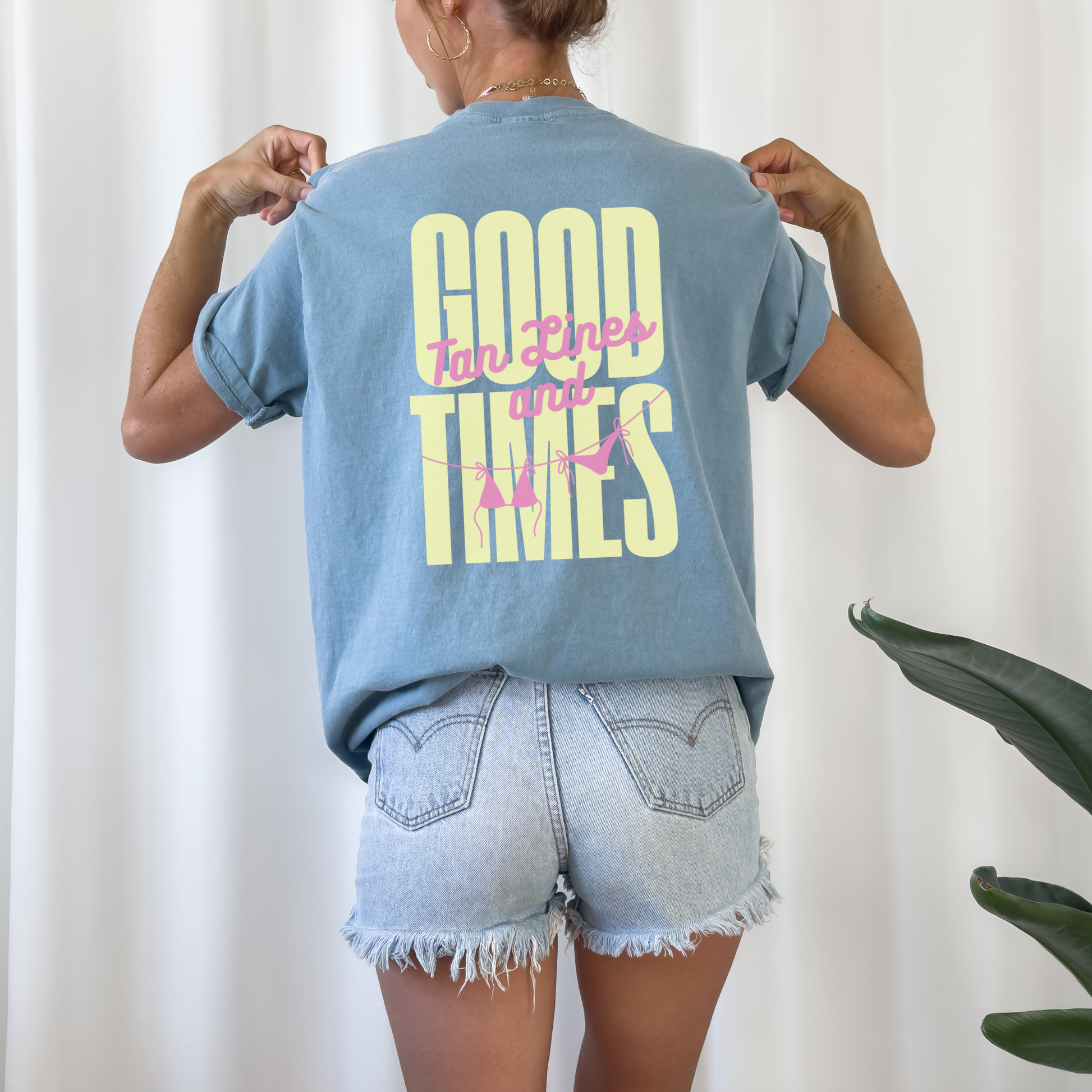 Plotterdatei „Tan Lines & Good Times“ mit sommerlichem Schriftzug und Bikini Line Art Motiv, Beach Vibes Design, SVG DXF PNG