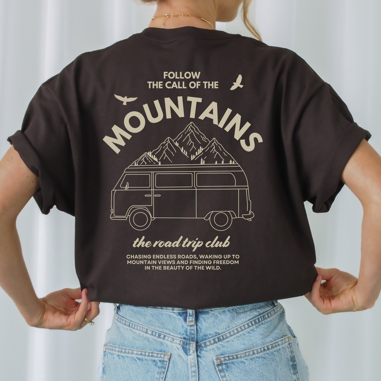 Road Trip Club Plotterdatei SVG mit Front und Backprint, Van und Bergen im Outdoor Adventure Design auf dunkelgrünem Sweater