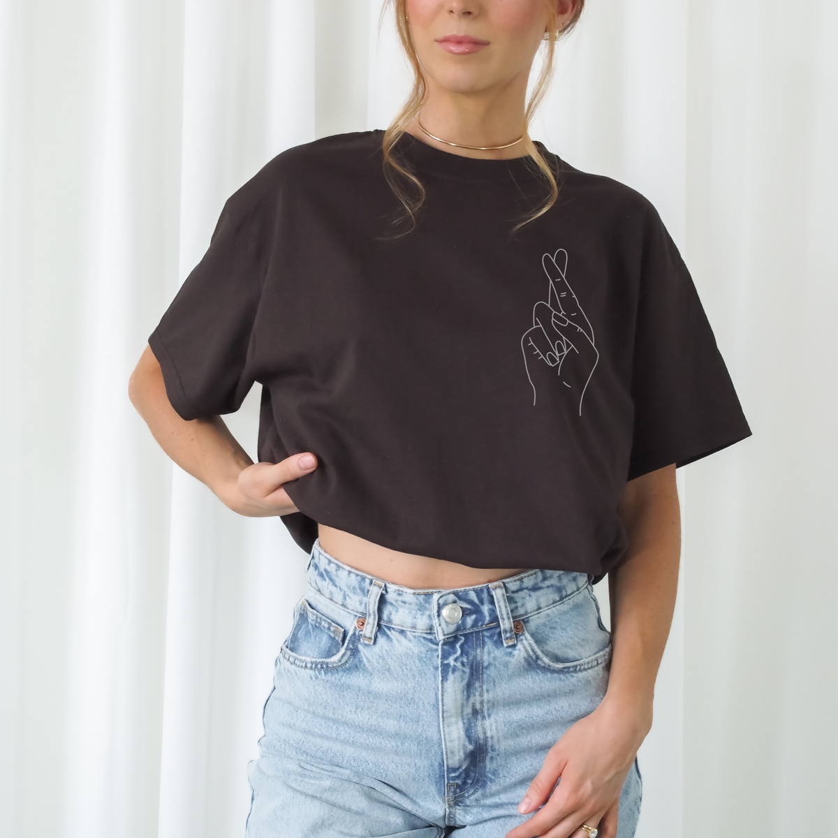 Fingers Crossed Plotterdatei SVG mit gekreuzten Fingern als minimalistisches Line Art Glückssymbol auf einem T-Shirt