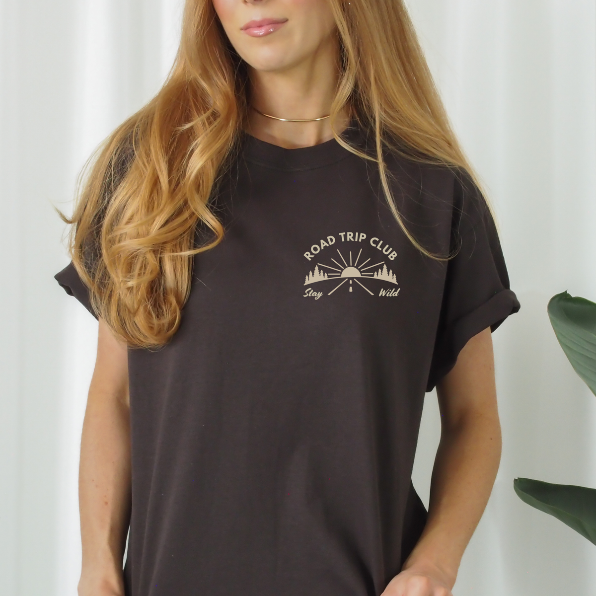 Road Trip Club Plotterdatei SVG mit Front und Backprint, Van und Bergen im Outdoor Adventure Design auf dunkelgrünem Sweater