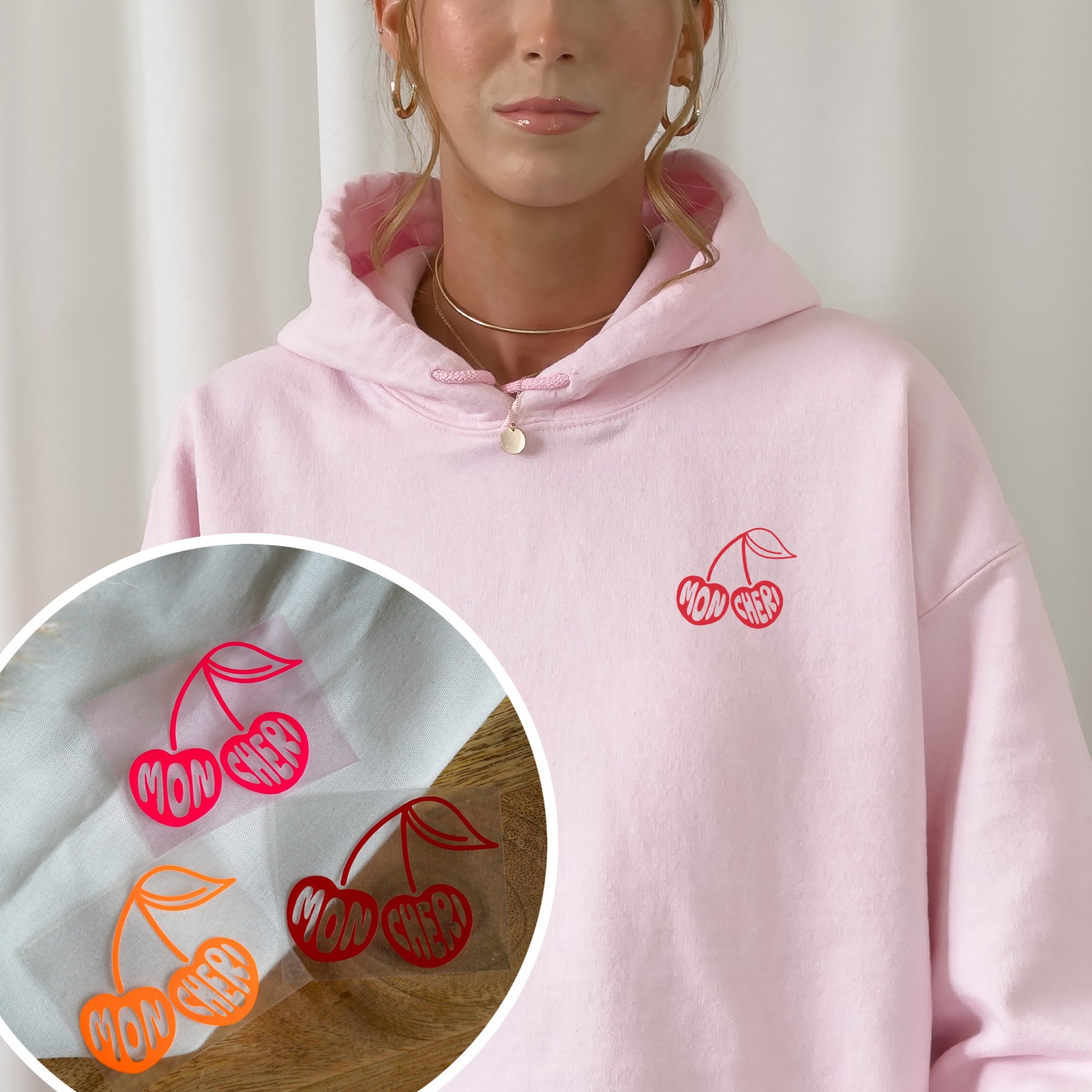 Fix & Fertiges Bügelbild „Mon Chéri“ – Eine Kirsche in knalligen Farben mit dem Schriftzug „Mon Chéri“. Perfekt für sommerliche Outfits und kreative DIY-Projekte zum Aufbügeln auf Textilien.