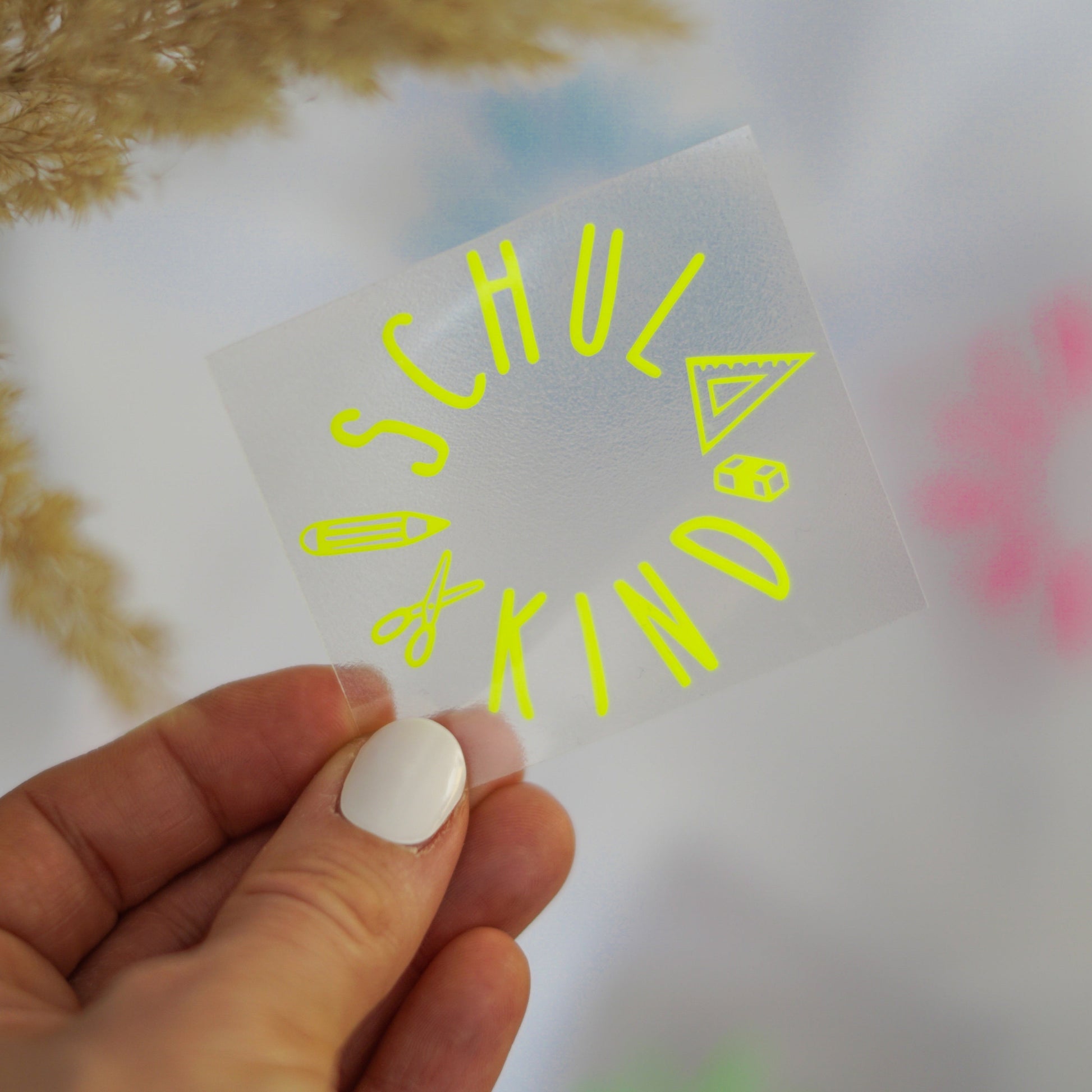 Handgemachtes Bügelbild „Schulkind“ mit bunten Schulutensilien wie Geodreieck, Stift und Radiergummi – ideal für den Schulstart.