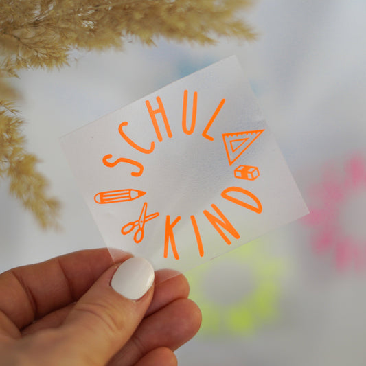 Handgemachtes Bügelbild „Schulkind“ mit bunten Schulutensilien wie Geodreieck, Stift und Radiergummi – ideal für den Schulstart.